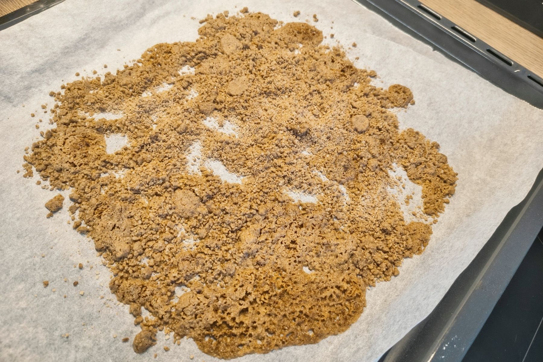 Drobenka rozprostřená na plechu vyloženém pečicím papírem. Recept připravily Ségry v kuchyni.