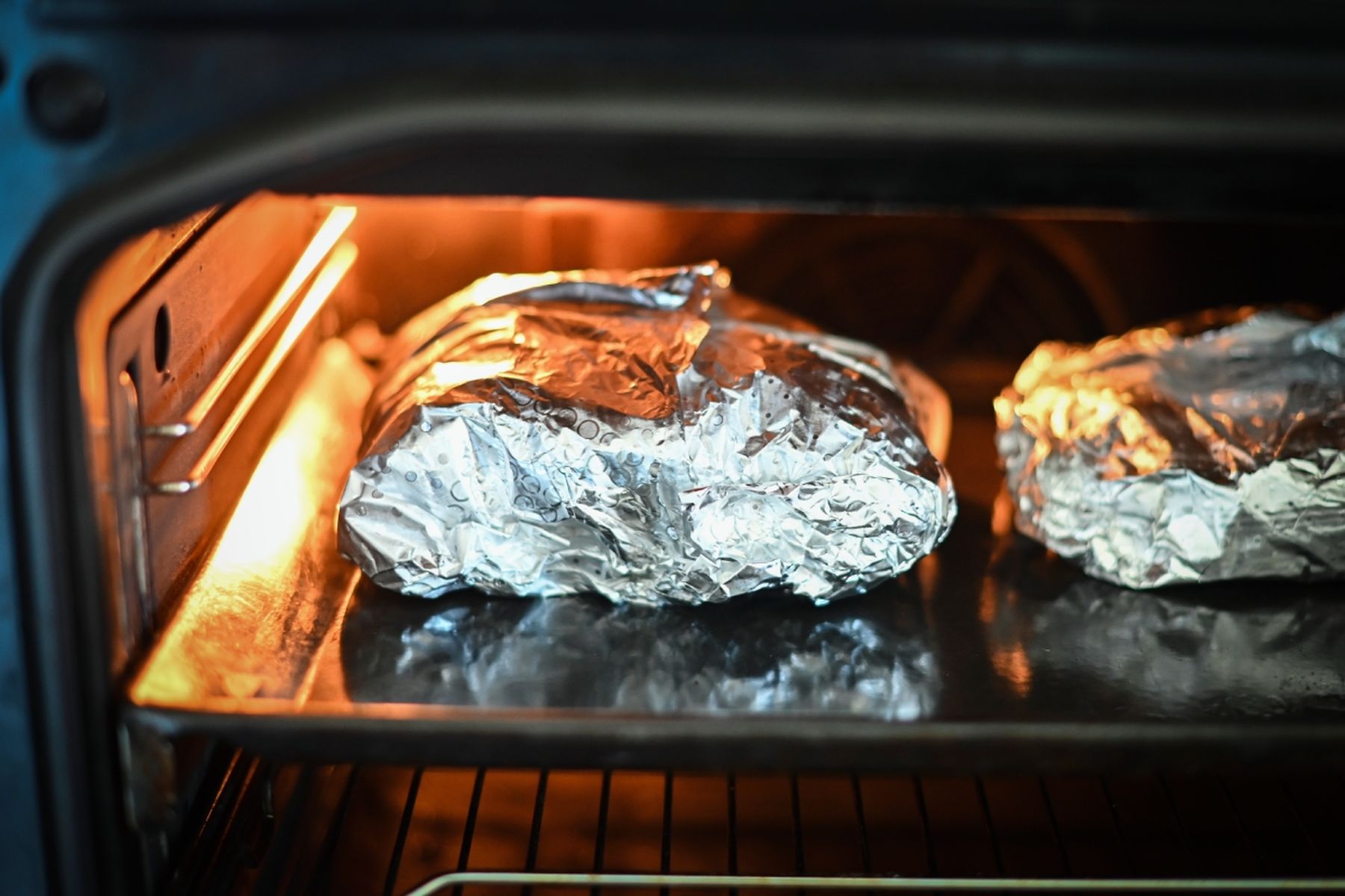 Živáňská pečeně v alobalu pečící se v troubě. Recept připravil Vojta Poštulka.