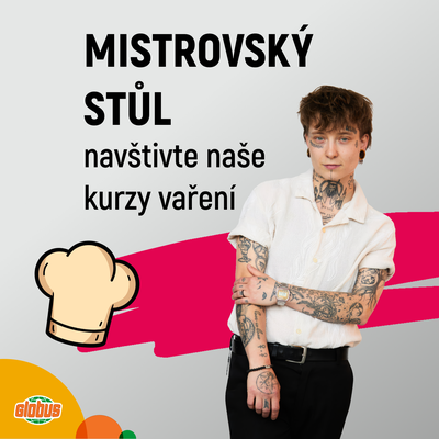 Osoba s tetováním v bílé košili stojí vedle českého textu propagujícího kurzy vaření, na kterém je vyobrazena kuchařská čepice a logo „Globus“.