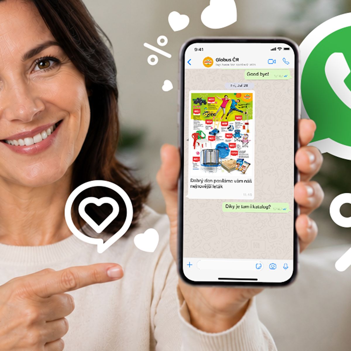 Usmívající se žena ukazuje na smartphone, na jehož displeji je zobrazen chat s propagačními obrázky, obklopený ikonami srdíček a procent.