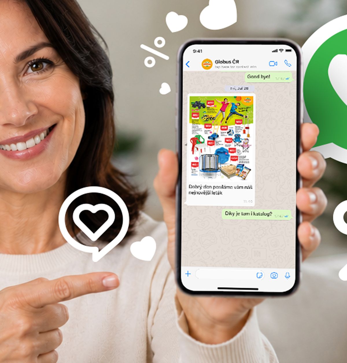 Usmívající se žena ukazuje na smartphone, na jehož displeji je zobrazen chat s propagačními obrázky, obklopený ikonami srdíček a procent.