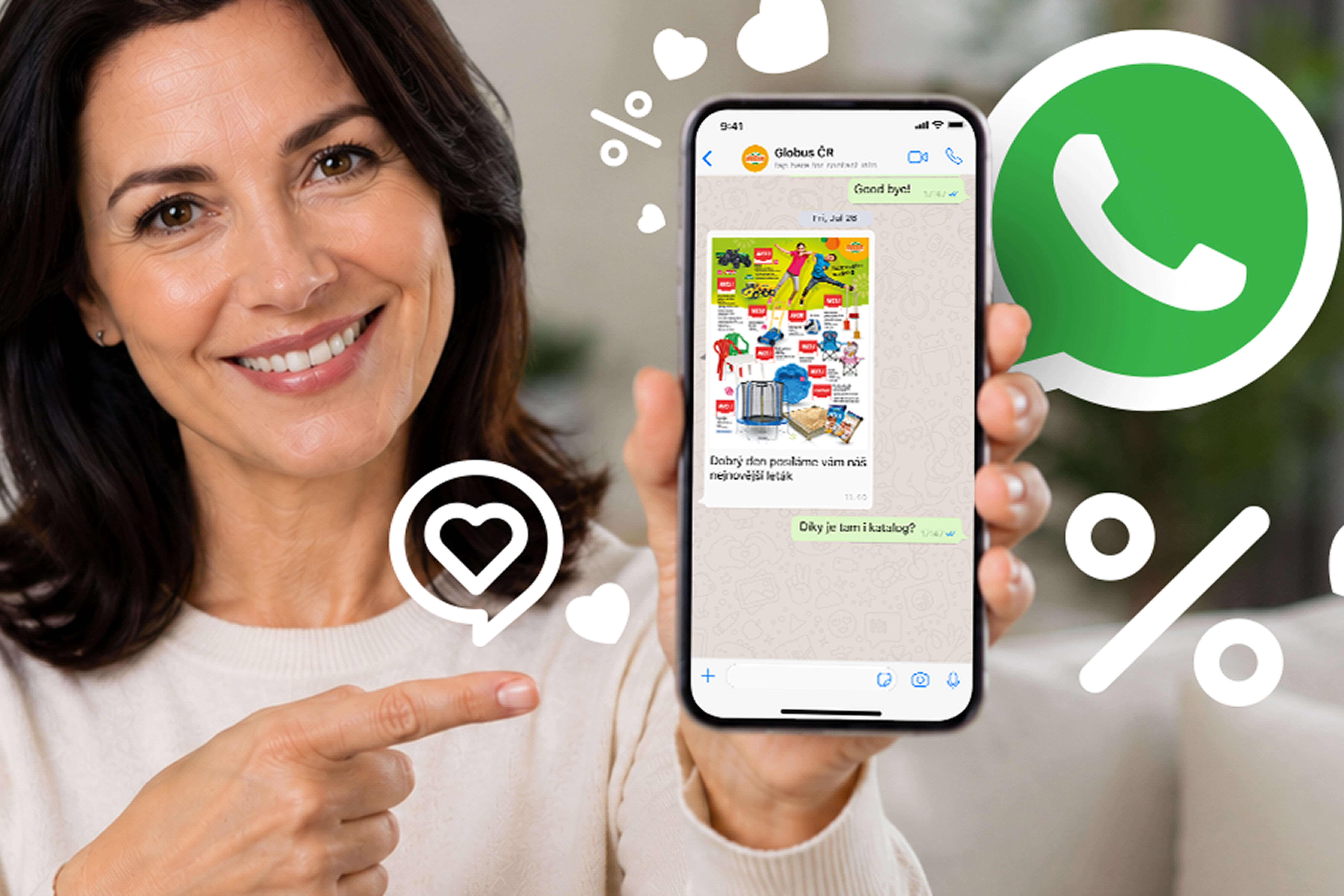 Usmívající se žena ukazuje na smartphone, na jehož displeji je zobrazen chat s propagačními obrázky, obklopený ikonami srdíček a procent.