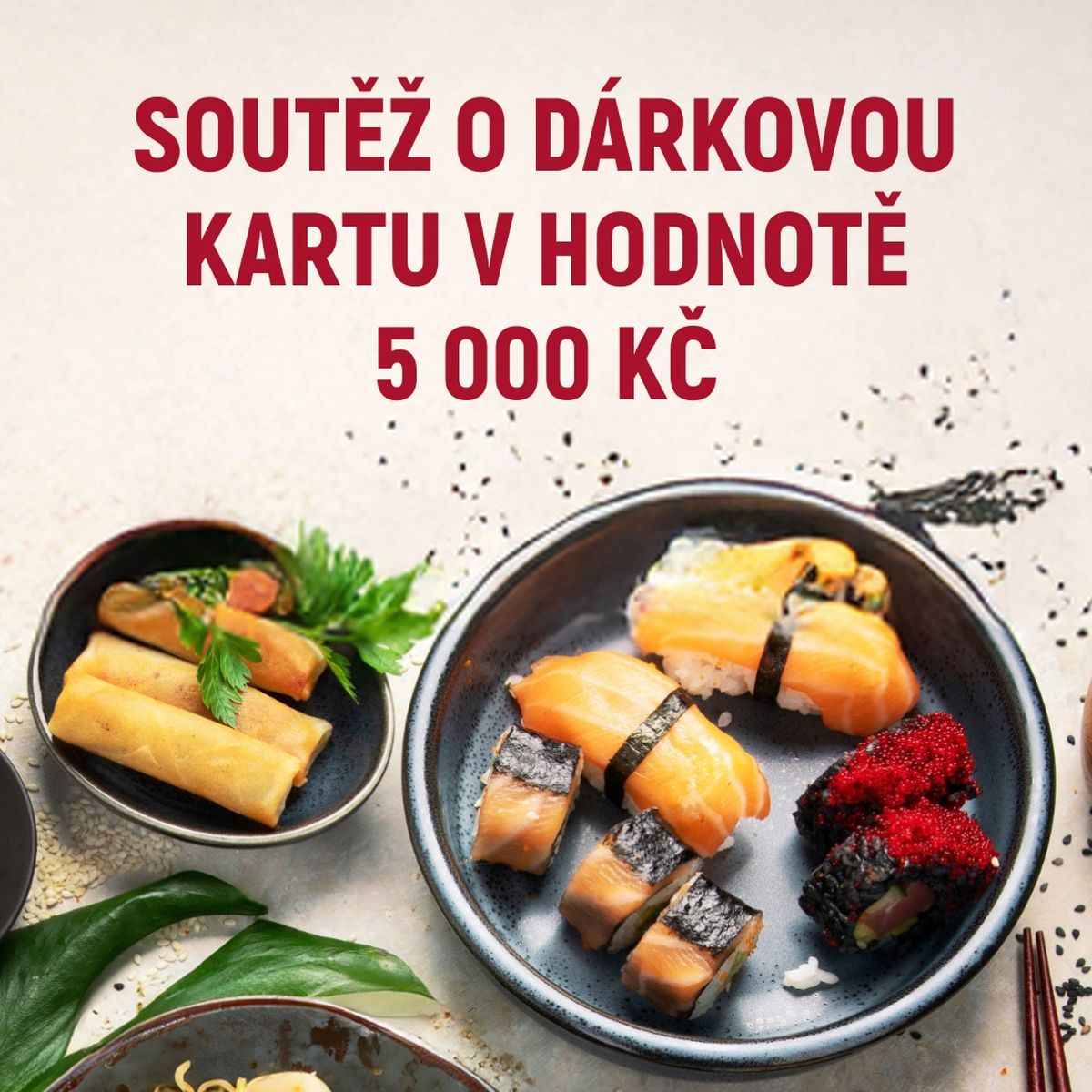 Různé druhy sushi, jarní závitky a edamame na talířích s červeným textem v češtině o soutěži o dárkovou kartu v hodnotě 5 000 Kč.