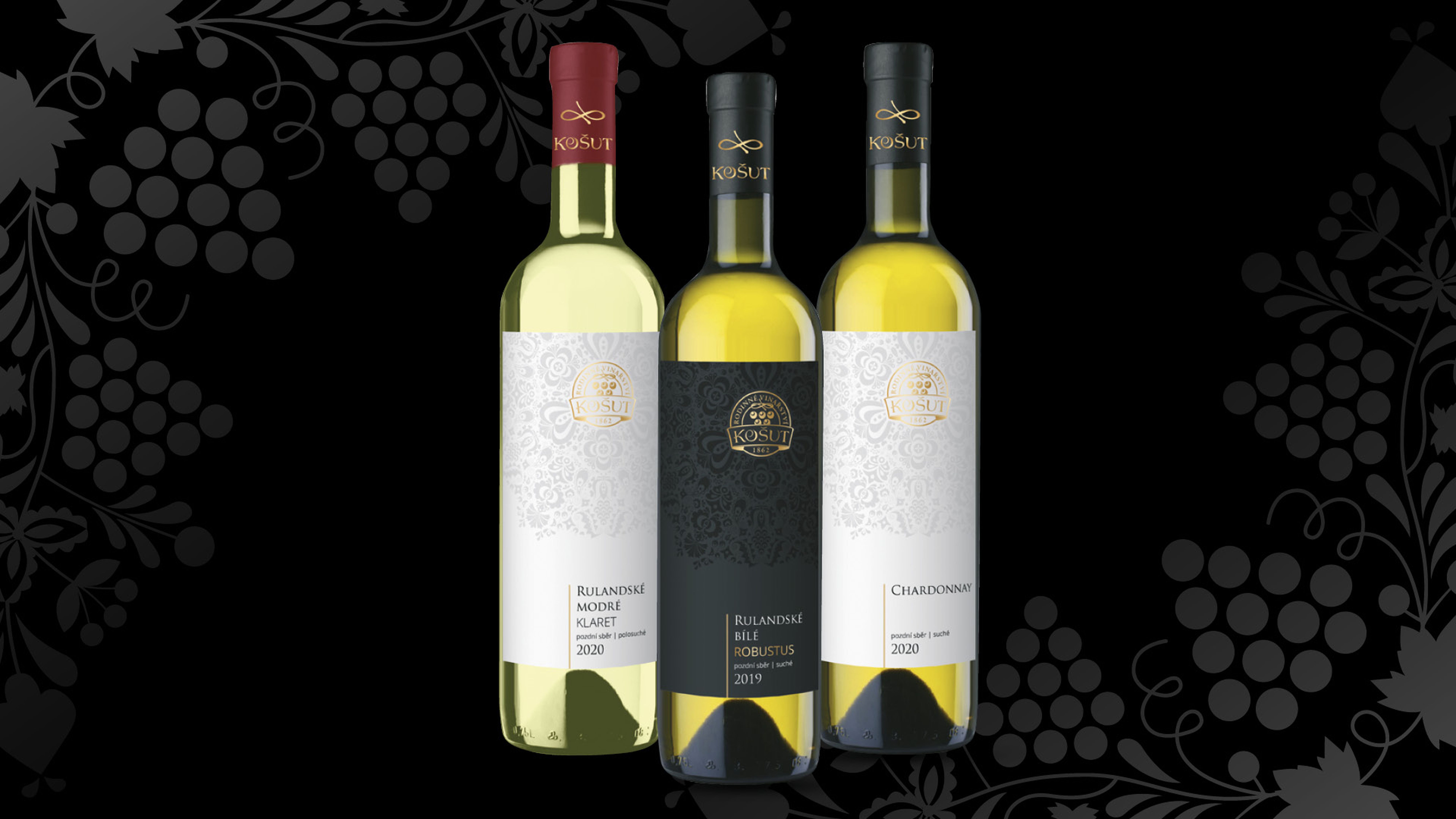 Tři láhve vína s elegantními etiketami na černém pozadí s motivy vinné révy.