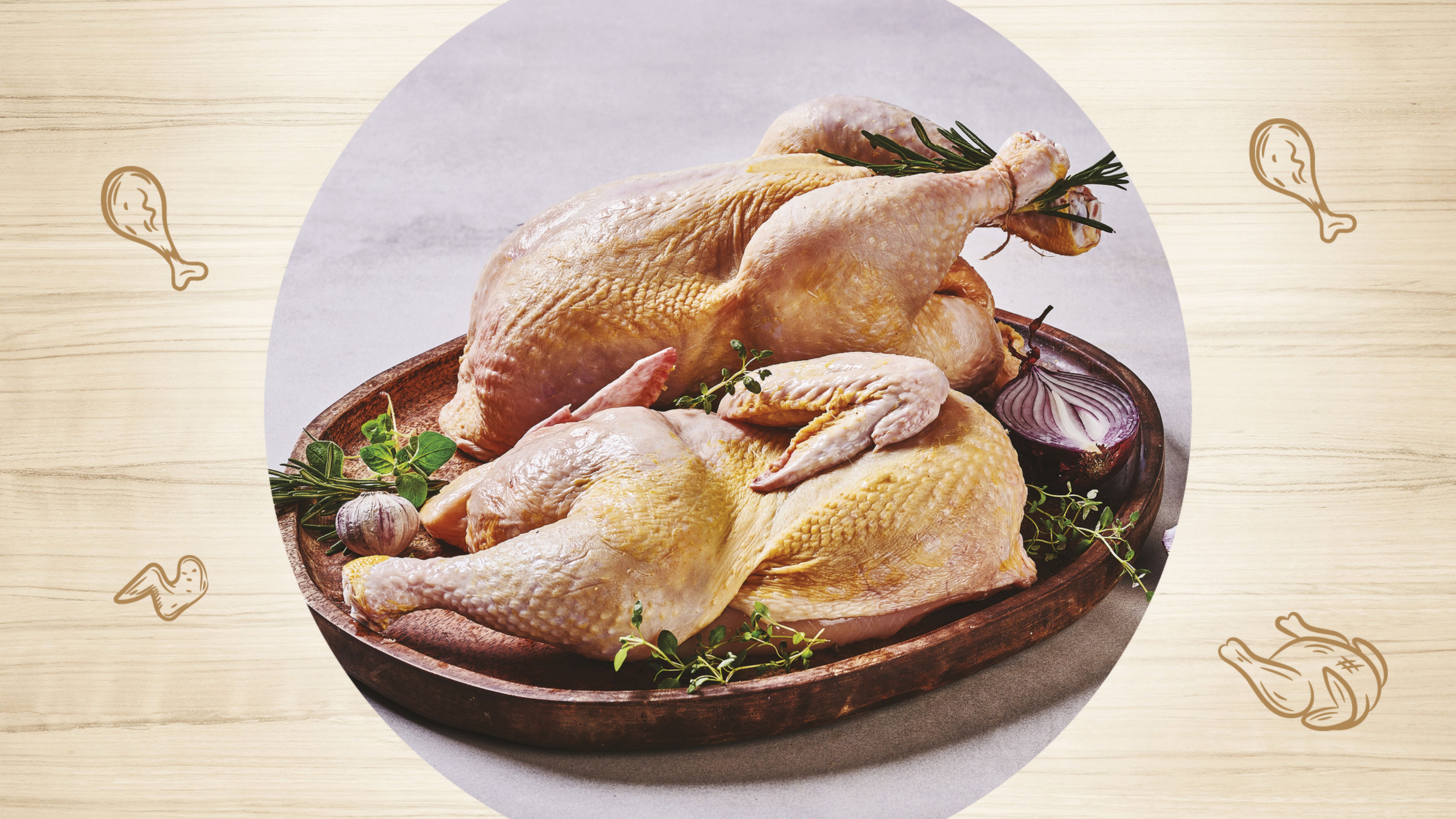 Dvě syrová celá kuřata na dřevěném podnose s bylinkami, cibulí a česnekem, obklopená ilustracemi kuřete na dřevěném pozadí.