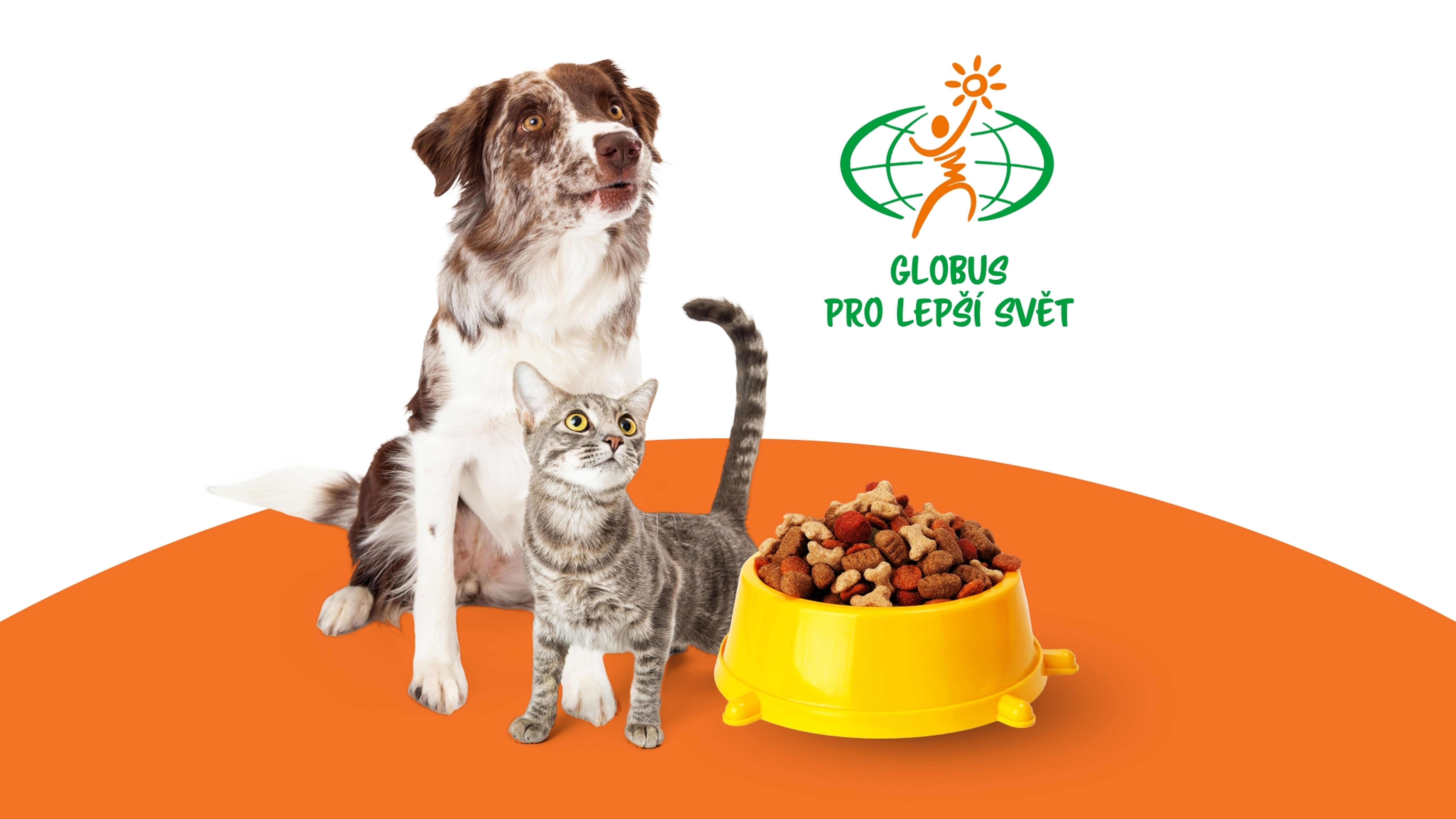 Pes a kočka sedí u žluté misky naplněné krmivem pro domácí zvířata. V pozadí je logo s globusem a textem „Globus Pro Lepší Svět“.