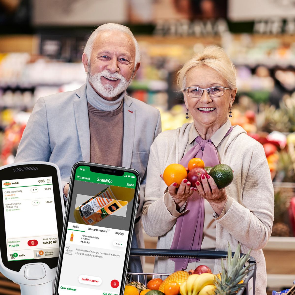 Starší pár s úsměvem při nakupování v hypermarketu, držící různé ovoce. V popředí jsou vidět chytré telefony s nákupní aplikací.