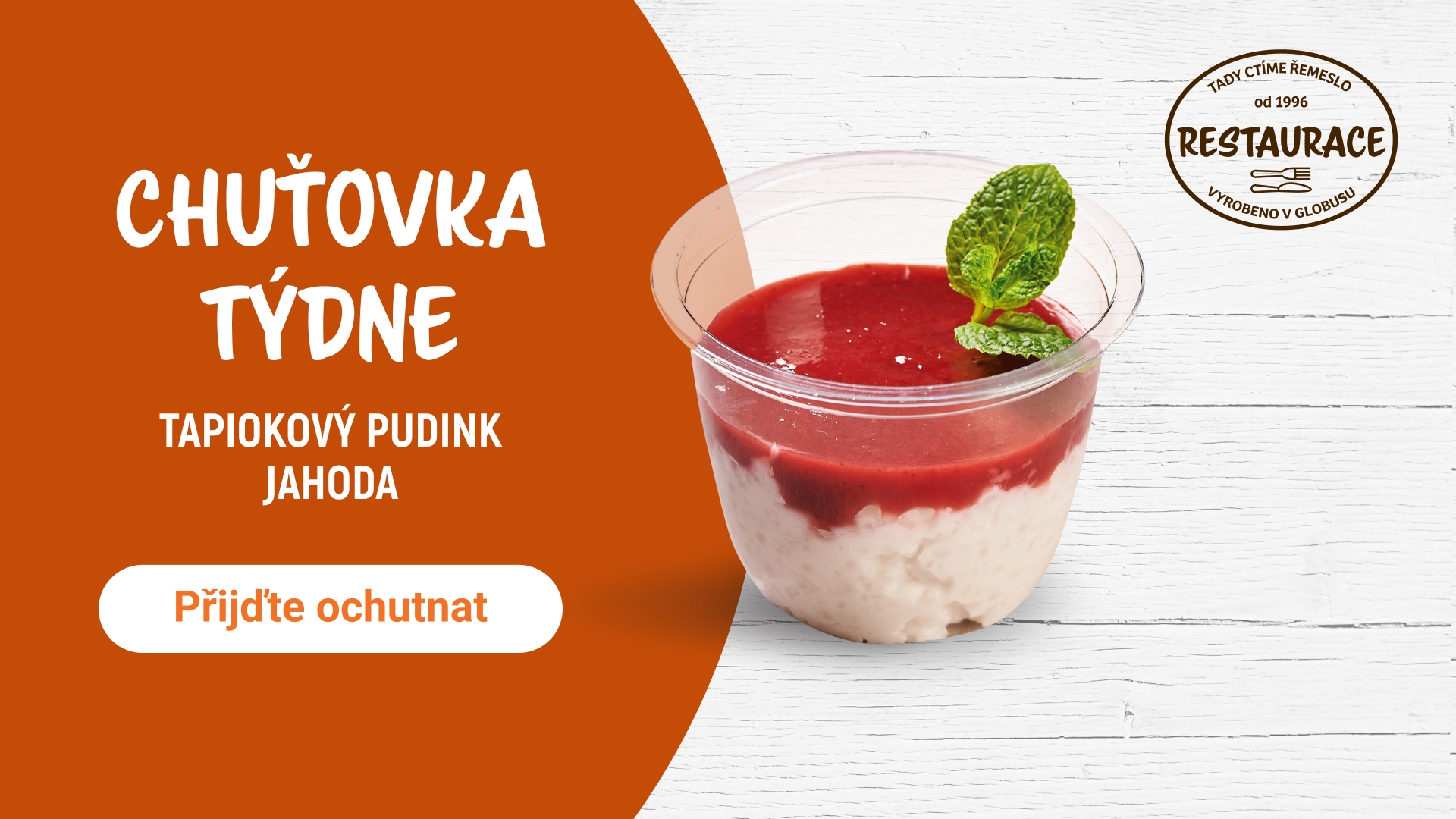 Kelímek jahodového tapiokového pudinku zdobený mátou, na dřevěném podkladu. Český text "Chuťovka týdne" a logo Restaurace Globus na boku.