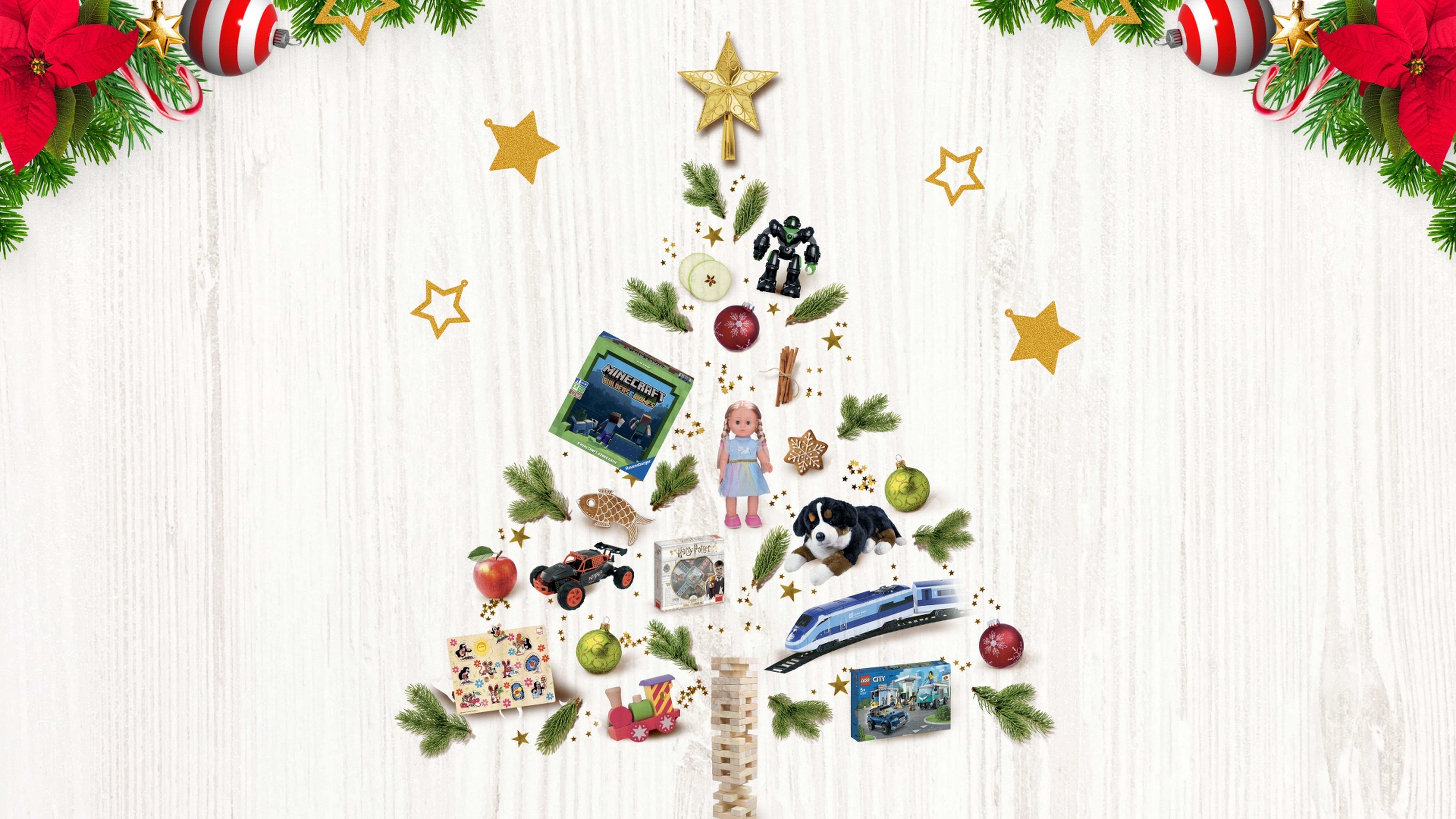 Vánoční stromek vytvořený z hraček, her a ozdob na bílém dřevěném pozadí, korunovaný zlatou hvězdou a obklopený slavnostními ozdobami.