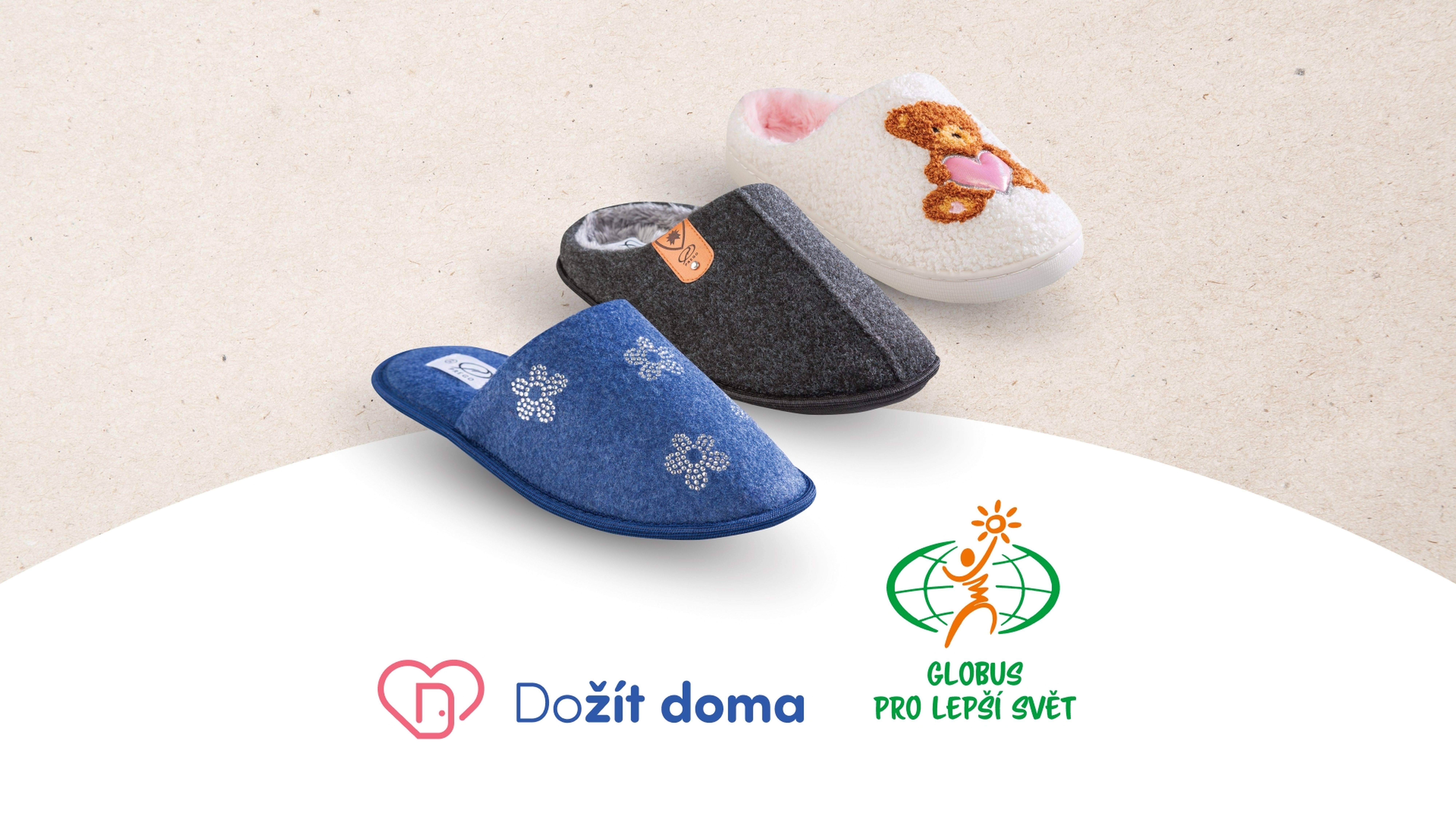 Tři páry pantoflí: modré s květinovým vzorem, šedé plstěné a bílé s medvídkem na béžovém pozadí. Loga Dožít doma a Globus pro lepší světa text ve spodní části na bílém pozadí.