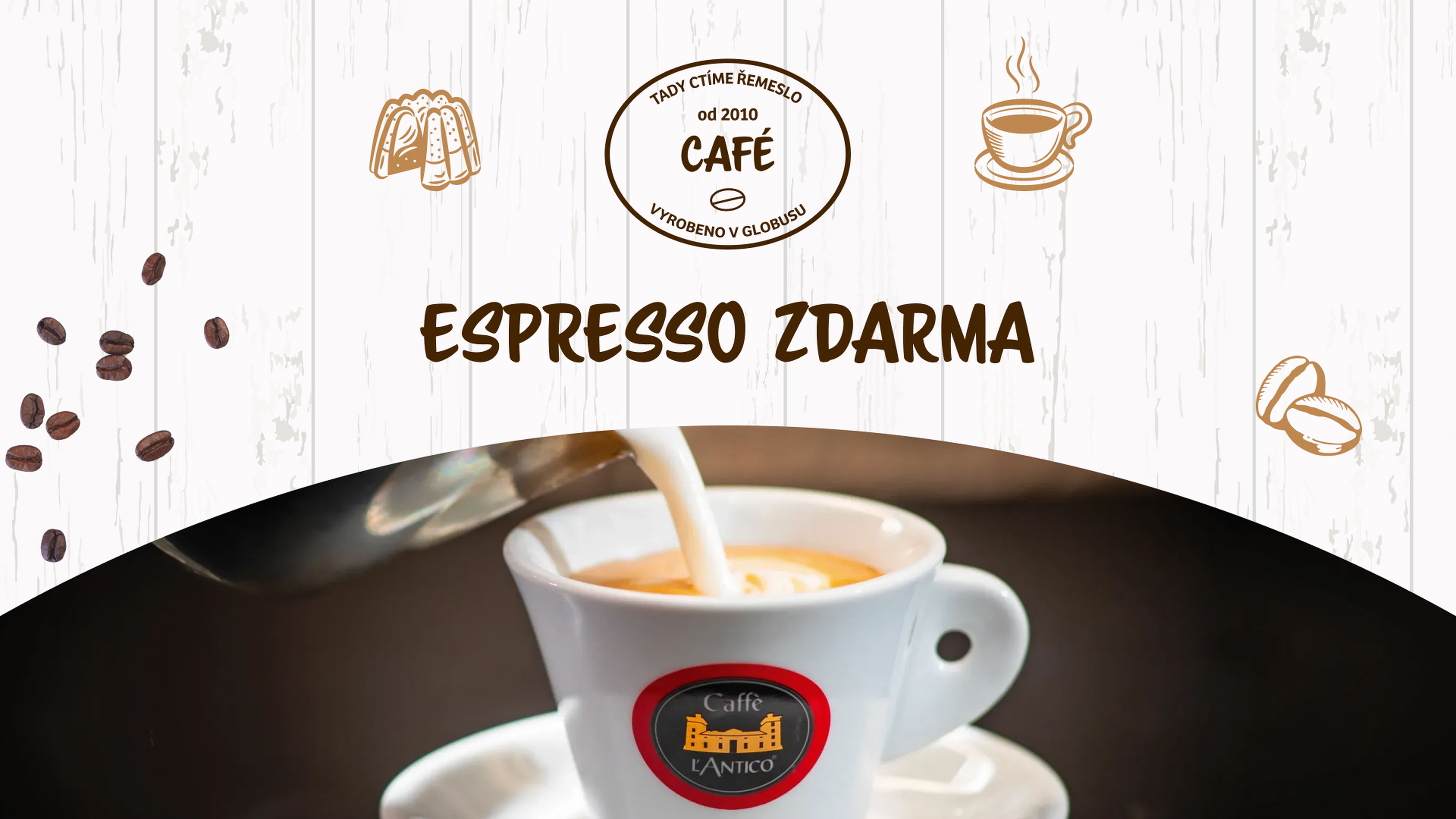 Detailní záběr espressa nalévaného do značkového šálku s nápisem „ESPRESSO ZDARMA“ nahoře, kávovými zrny a logem kavárny Café Globus na dřevěném pozadí.