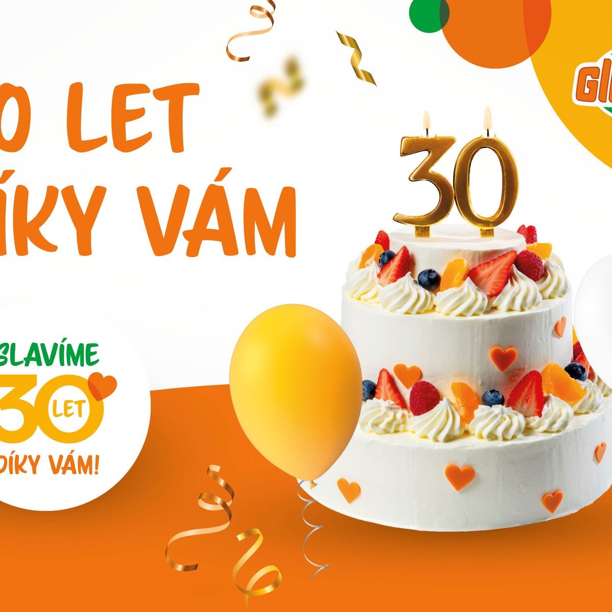 Oslavný dort s 30 svíčkami, lesním ovocem a šlehačkou. Text v pozadí v češtině: „30 let, díky vám“ s balónky a stužkami.