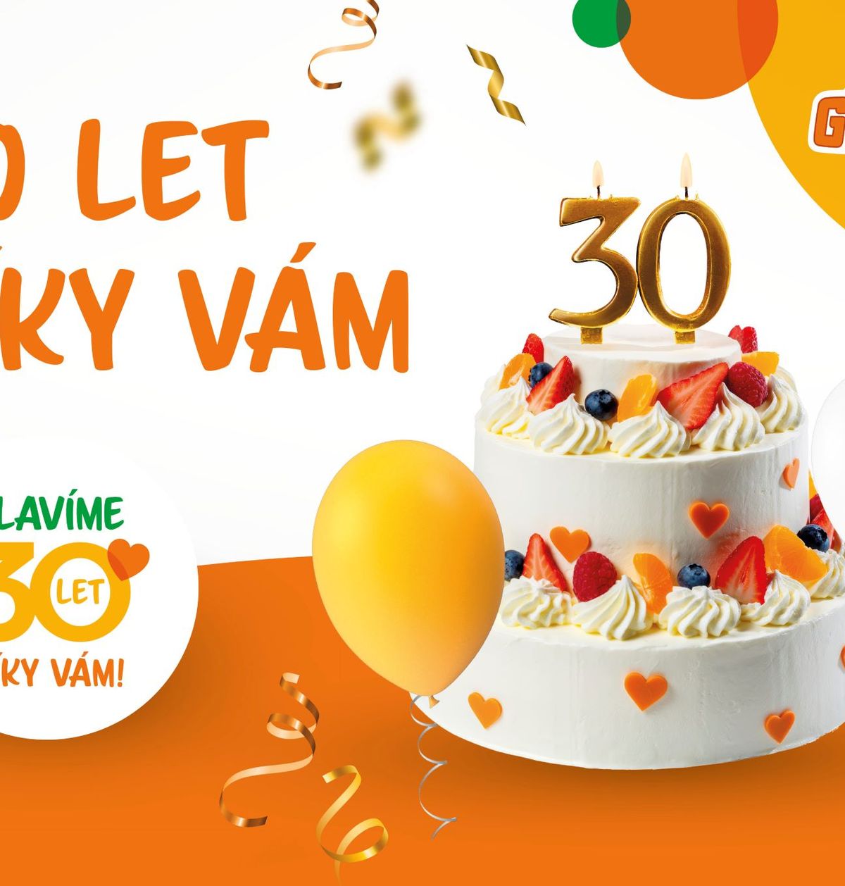 Oslavný dort s 30 svíčkami, lesním ovocem a šlehačkou. Text v pozadí v češtině: „30 let, díky vám“ s balónky a stužkami.