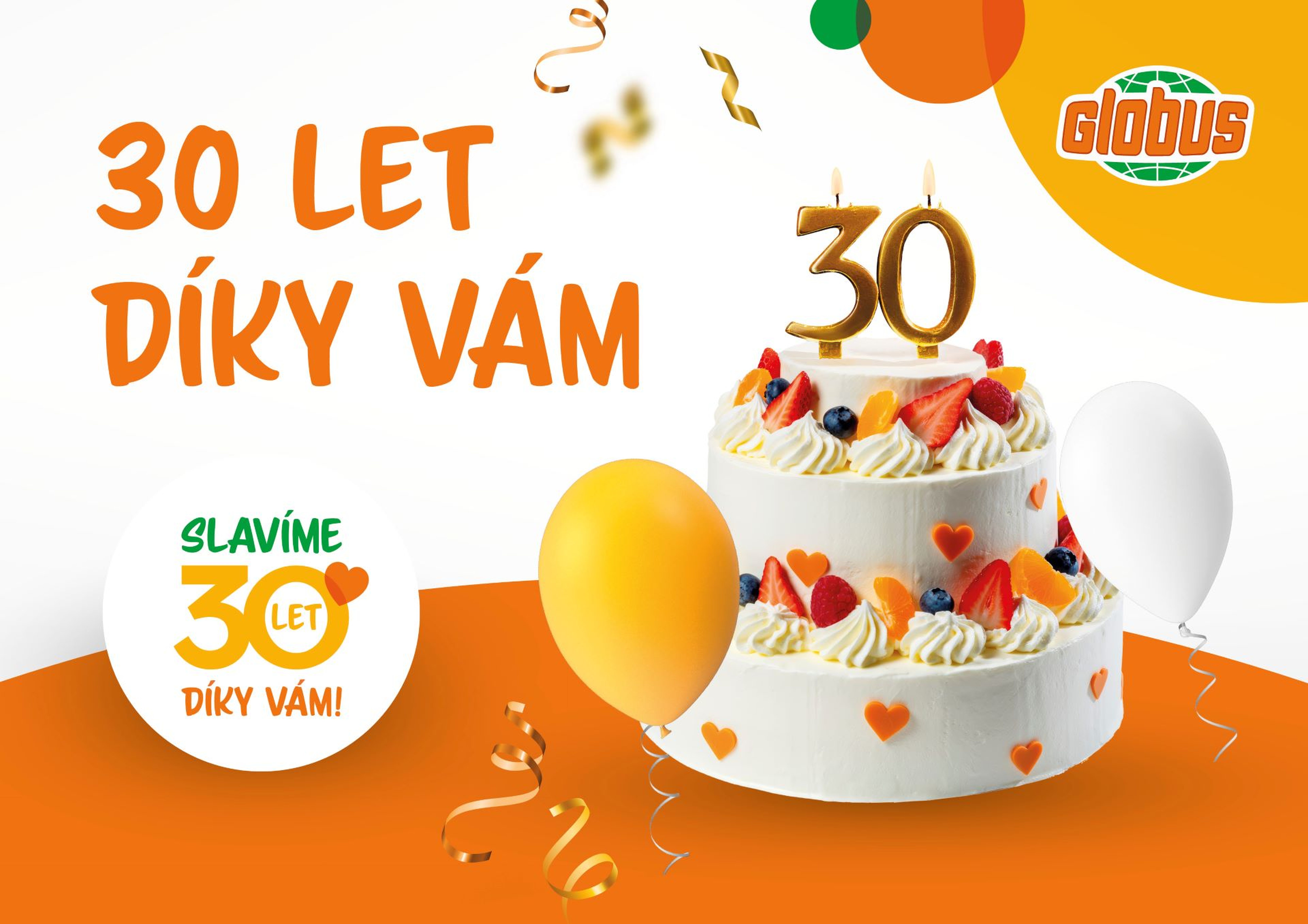 Oslavný dort s 30 svíčkami, lesním ovocem a šlehačkou. Text v pozadí v češtině: „30 let, díky vám“ s balónky a stužkami.