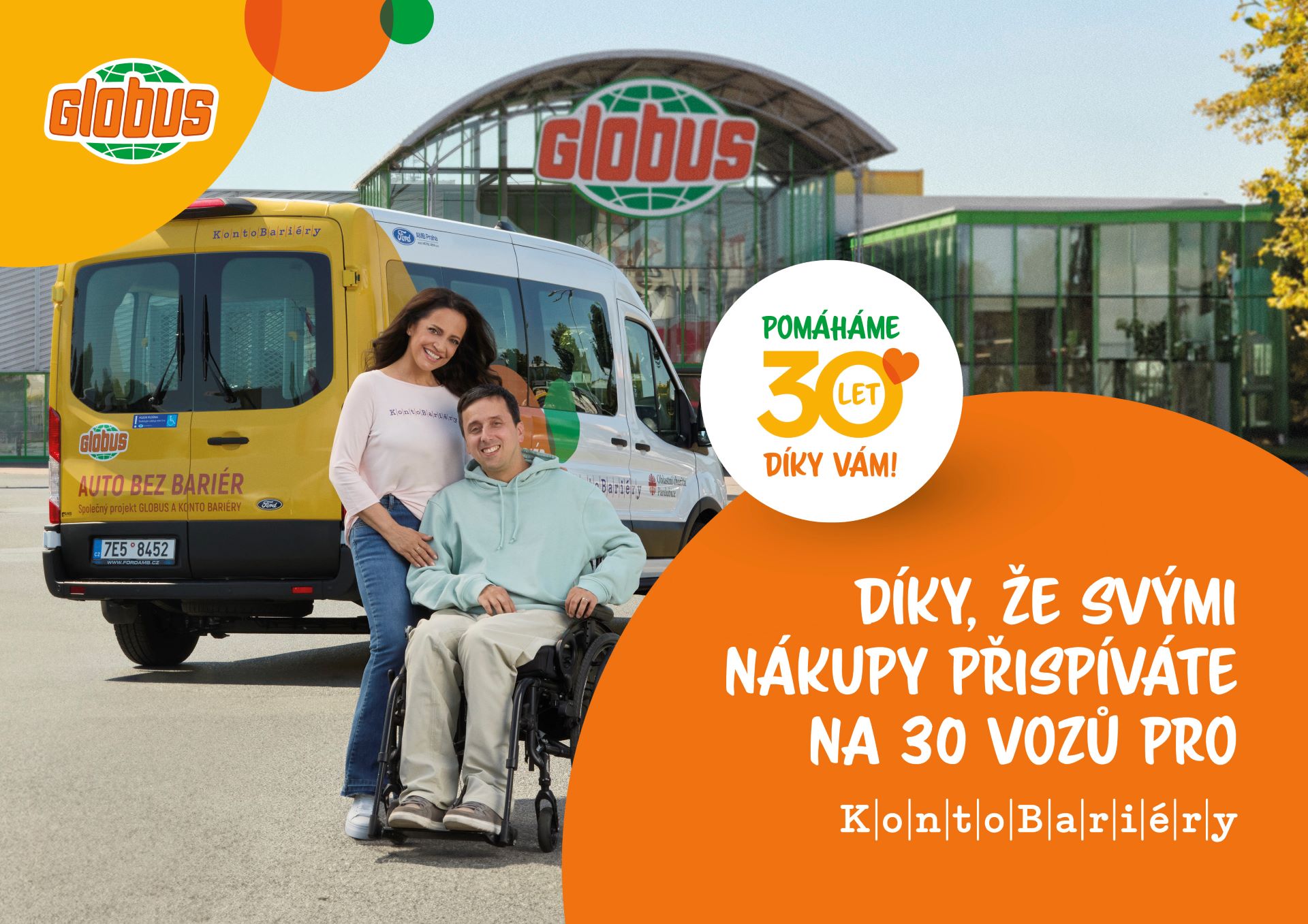 U společnosti Globus stojí muž na invalidním vozíku a žena vedle bezbariérového minibusu. Text připomíná 30 let podpory organizace Konto Bariéry.