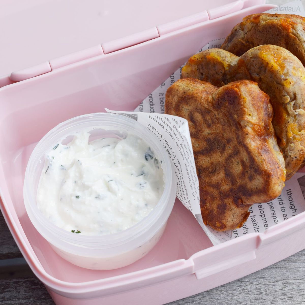 Slané lívance ve tvaru srdíček a koleček v růžovém svačinovém boxu, doplněné nádobkou s jogurtovo-tvarohovým dipem. Recept připravily Ségry v kuchyni.