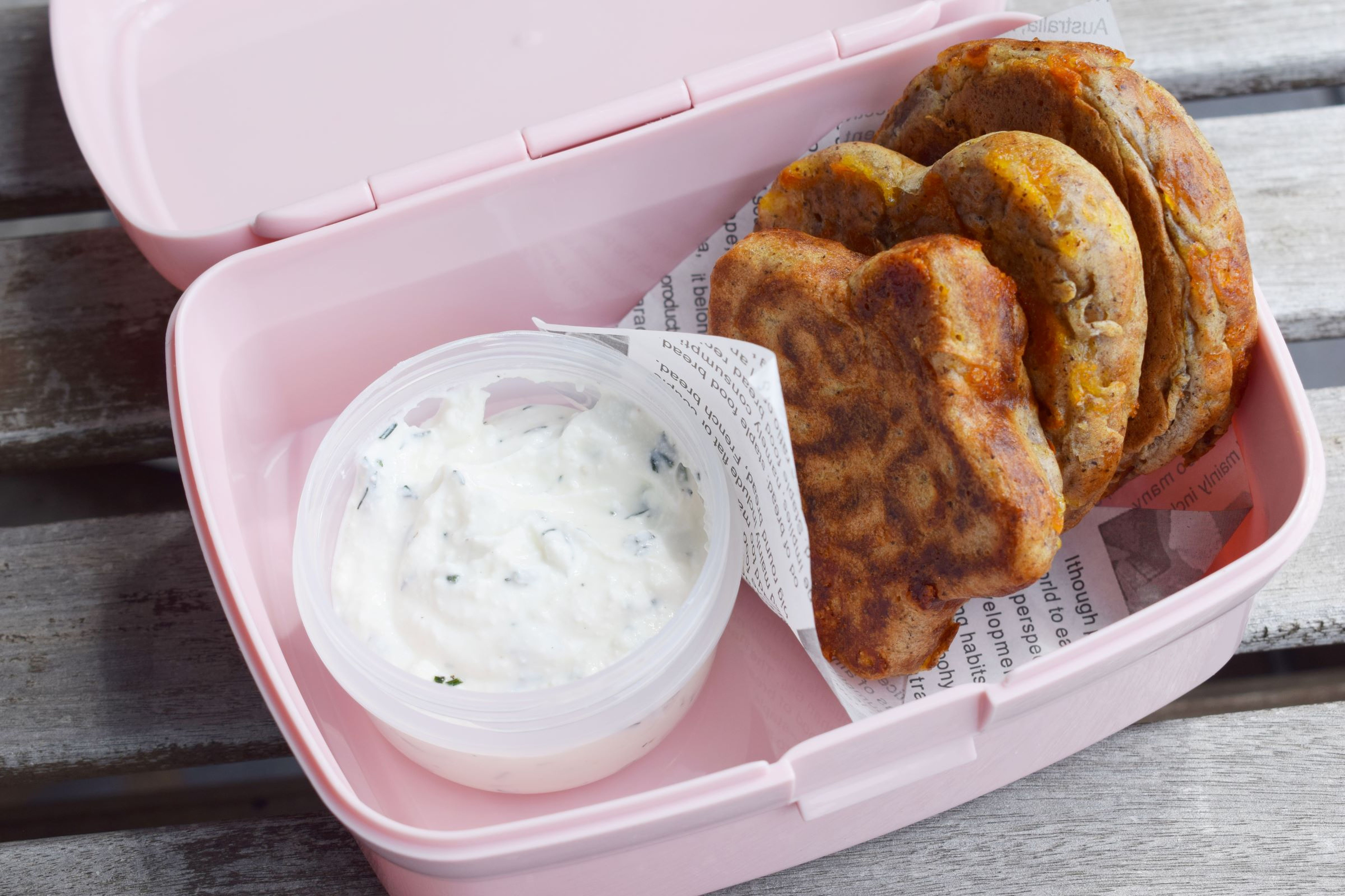 Slané lívance ve tvaru srdíček a koleček v růžovém svačinovém boxu, doplněné nádobkou s jogurtovo-tvarohovým dipem. Recept připravily Ségry v kuchyni.