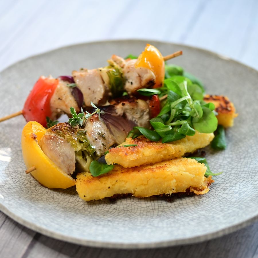 Recept na kuřecí špíz se zeleninou a s opečenou polentou na másle a rozmarýnu z webu globus.cz
