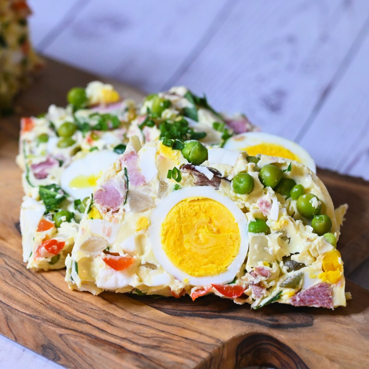 Vaječná tlačenka s uzeným masem a špenátem od Vojty Poštulky na webu Globus.cz