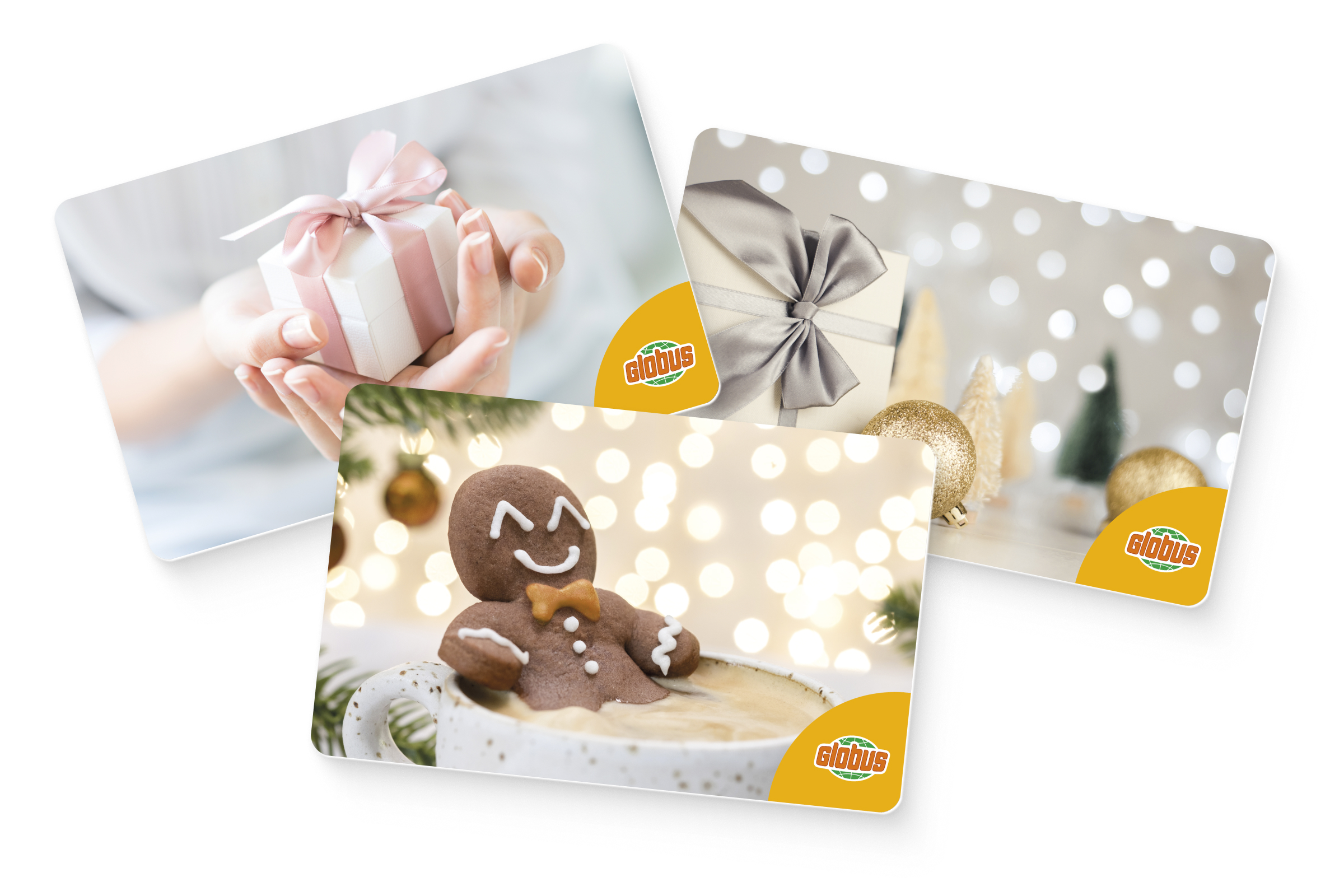 Tři slavnostní dárkové karty Globus s motivem zabaleného dárku, perníčku a vánočních ozdob s rozostřenými světly.