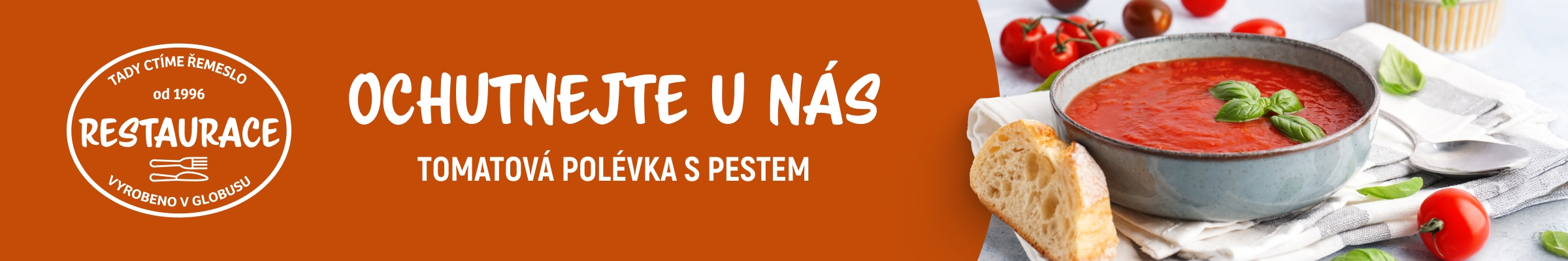 Na stole stojí mísa rajčatové polévky s bazalkou, krajíčky chleba, cherry rajčátky a příbory. Na hnědém pozadí je text "Ochutnejte u nás, tomatová polévka s pestem".