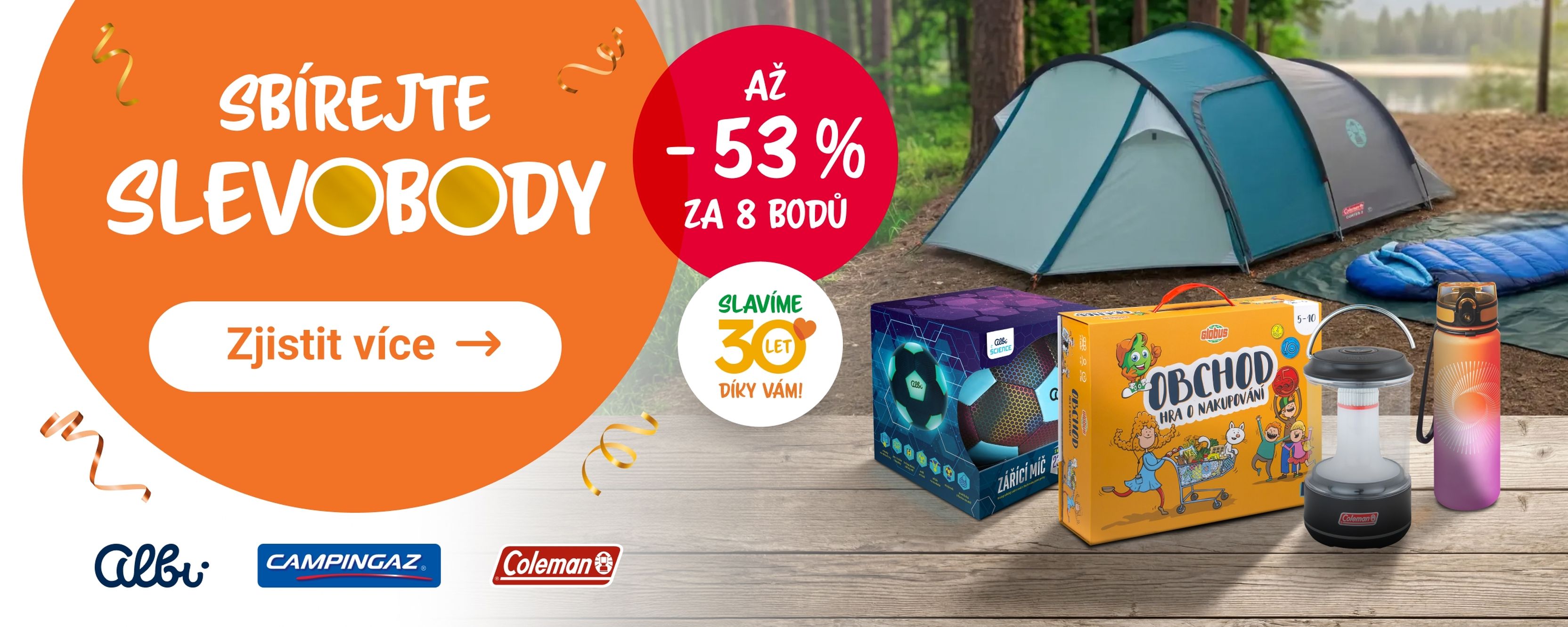 Kempovací scéna se stanem, spacákem, krabicemi s hračkami, lucernou a lahví na vodu. Text v češtině o slevách a oslavách 30. výročí.
