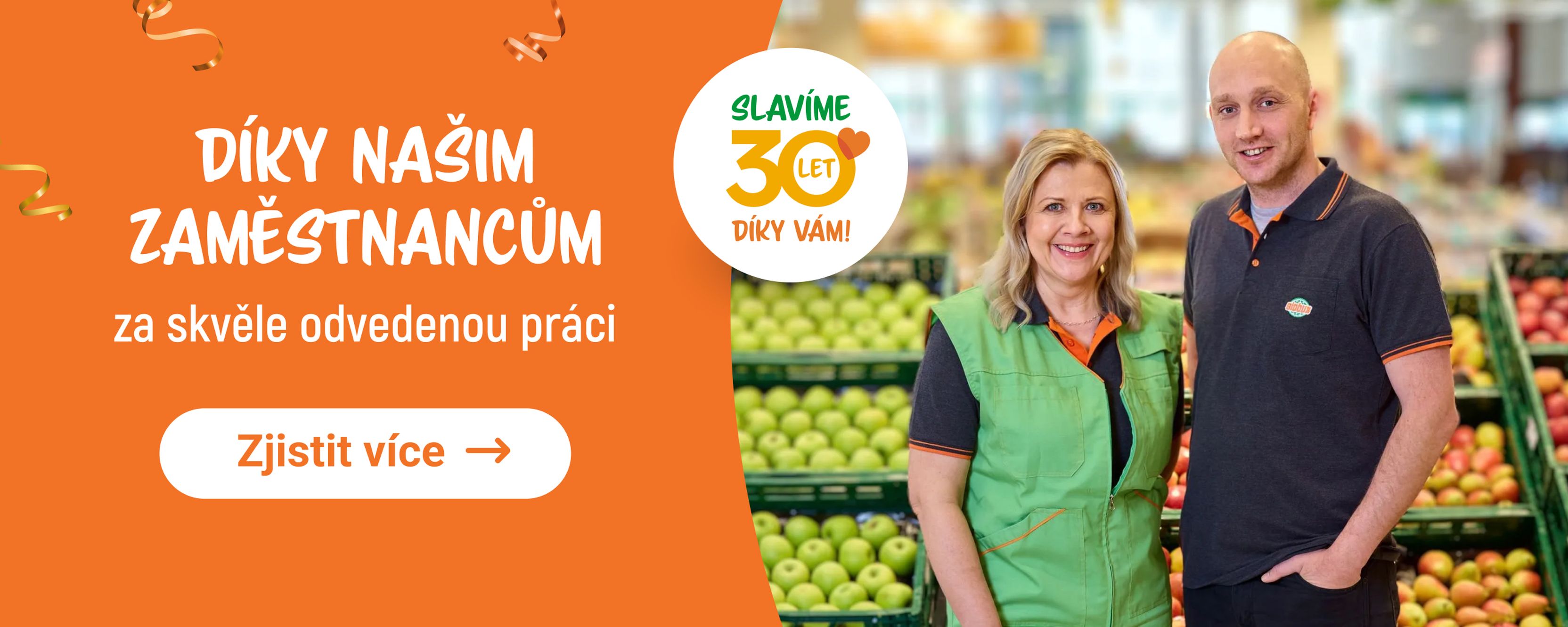 Muž a žena v obchodě s potravinami se usmívají; v pozadí je nápis, který děkuje zaměstnancům za 30 let služby. Design v jasně oranžové barvě s ovocem v pozadí.