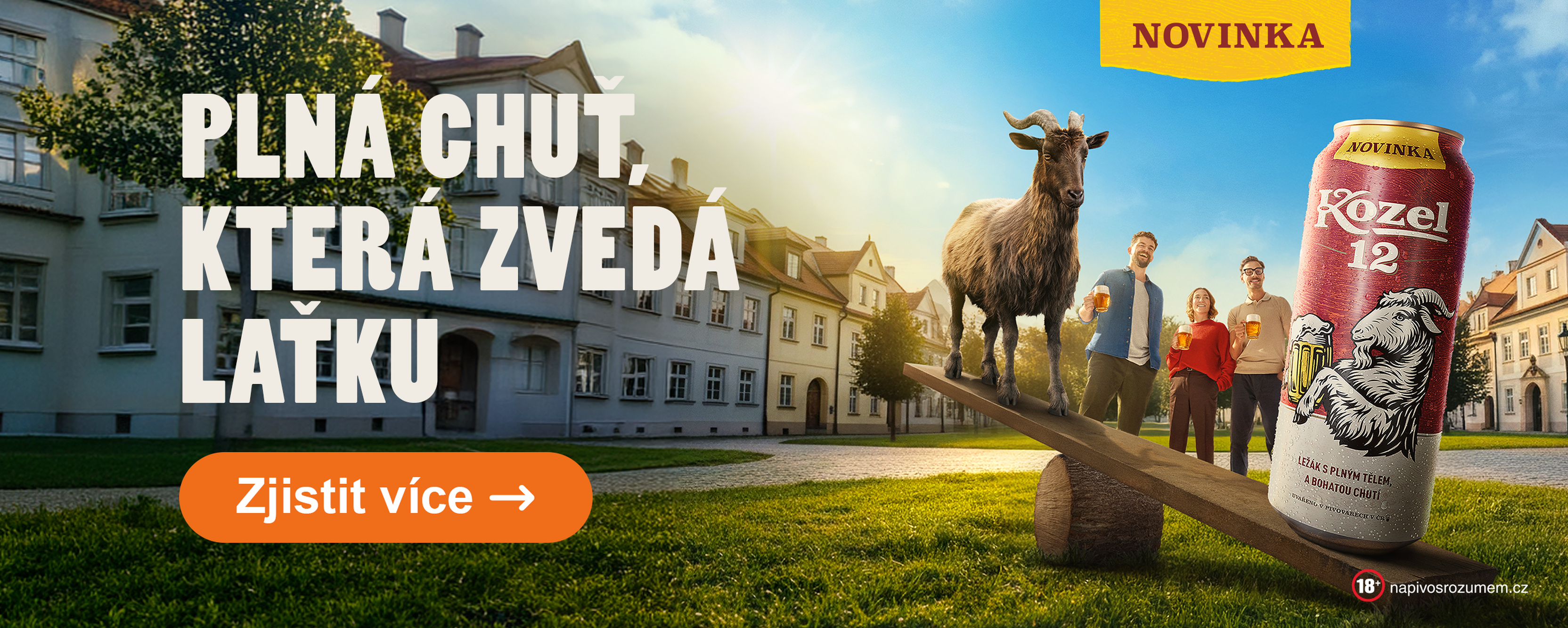 Kozel a člověk na houpačce na náměstí s velkou plechovkou piva Kozel, českým textem a tlačítkem „Zjistit více“.