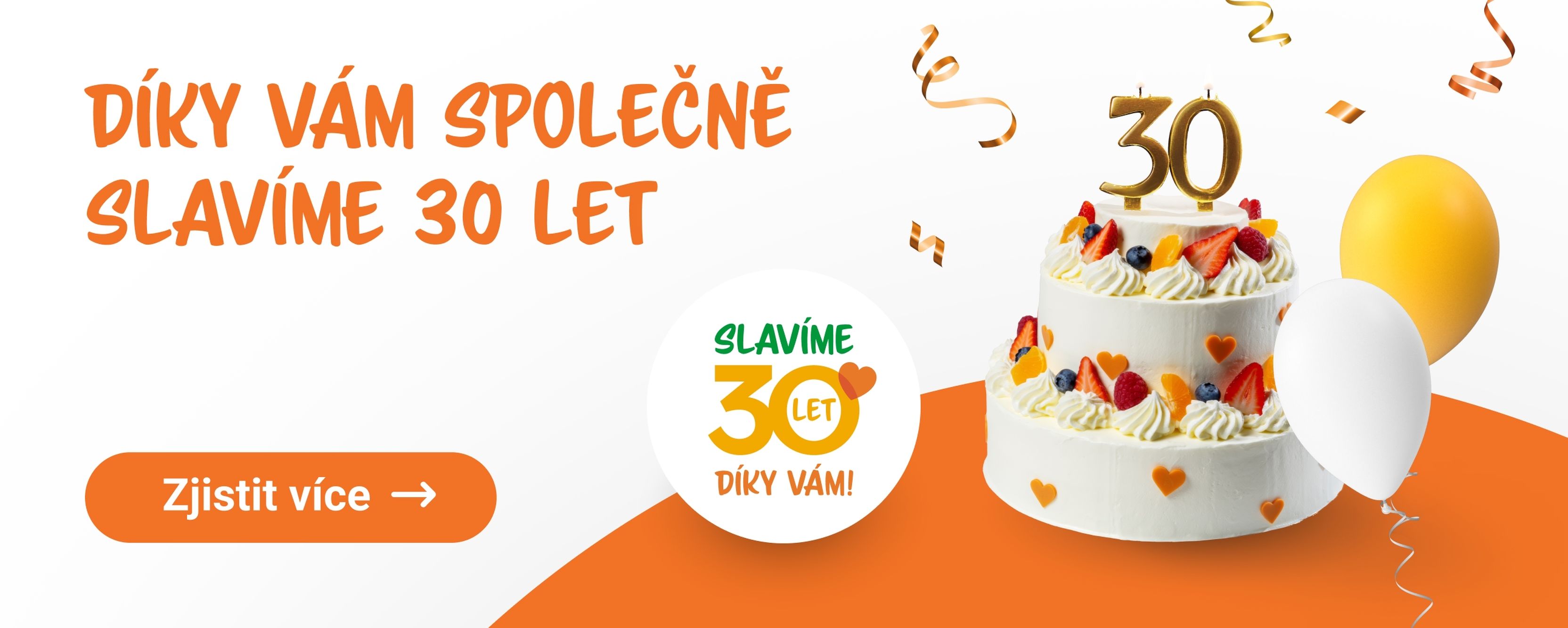 Ozdobný dort k 30. výročí s ovocem a svíčkami, obklopený oranžovými a bílými balónky. Český nápis oslavující 30 let.