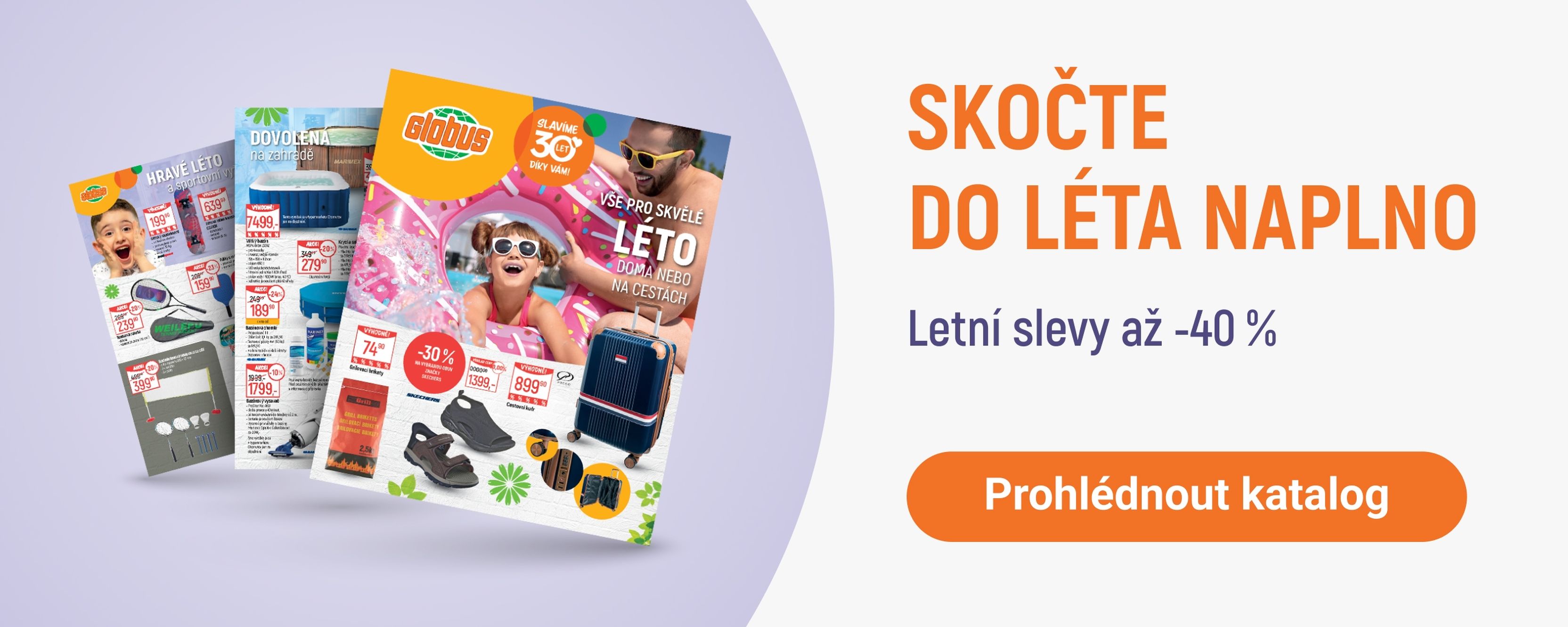 Reklama s letními slevami až 40 %, na které jsou vyobrazeny veselé děti a různé produkty a která vybízí diváky k nahlédnutí do katalogu.