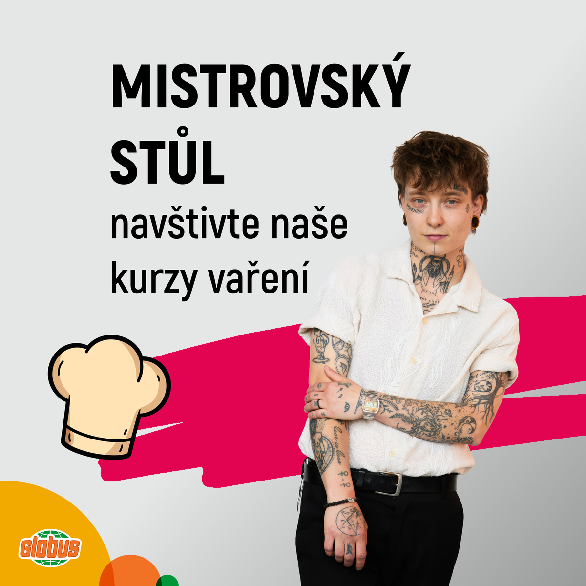 Osoba s tetováním stojí před textem o návštěvě kuchařských kurzů, na kterém je vyobrazena kuchařská čepice a logo Globus.
