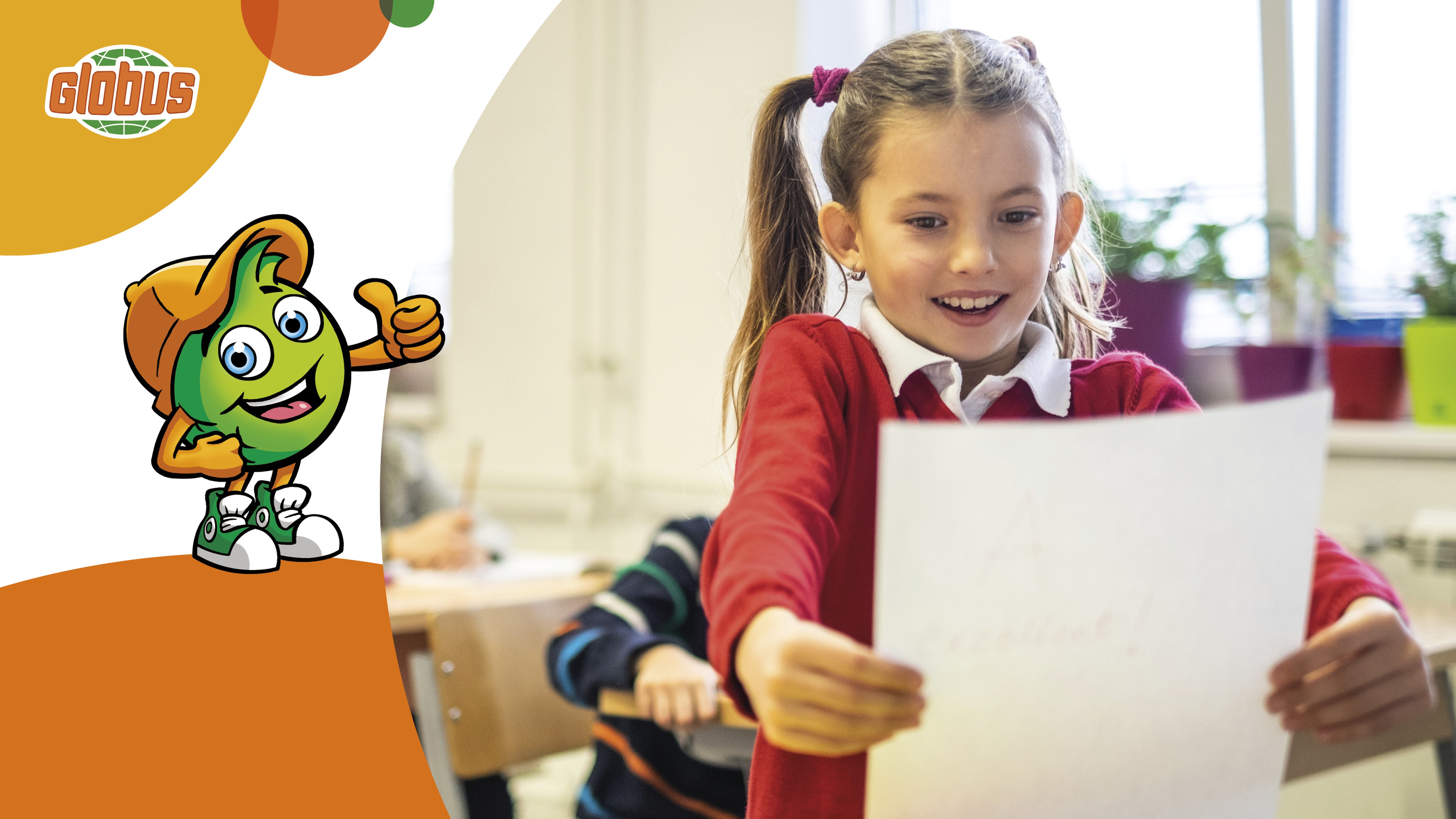 Usměvavá dívka v červeném svetru drží papír ve třídě. Veselá kreslená postavička ukazuje palec nahoru na stranu.