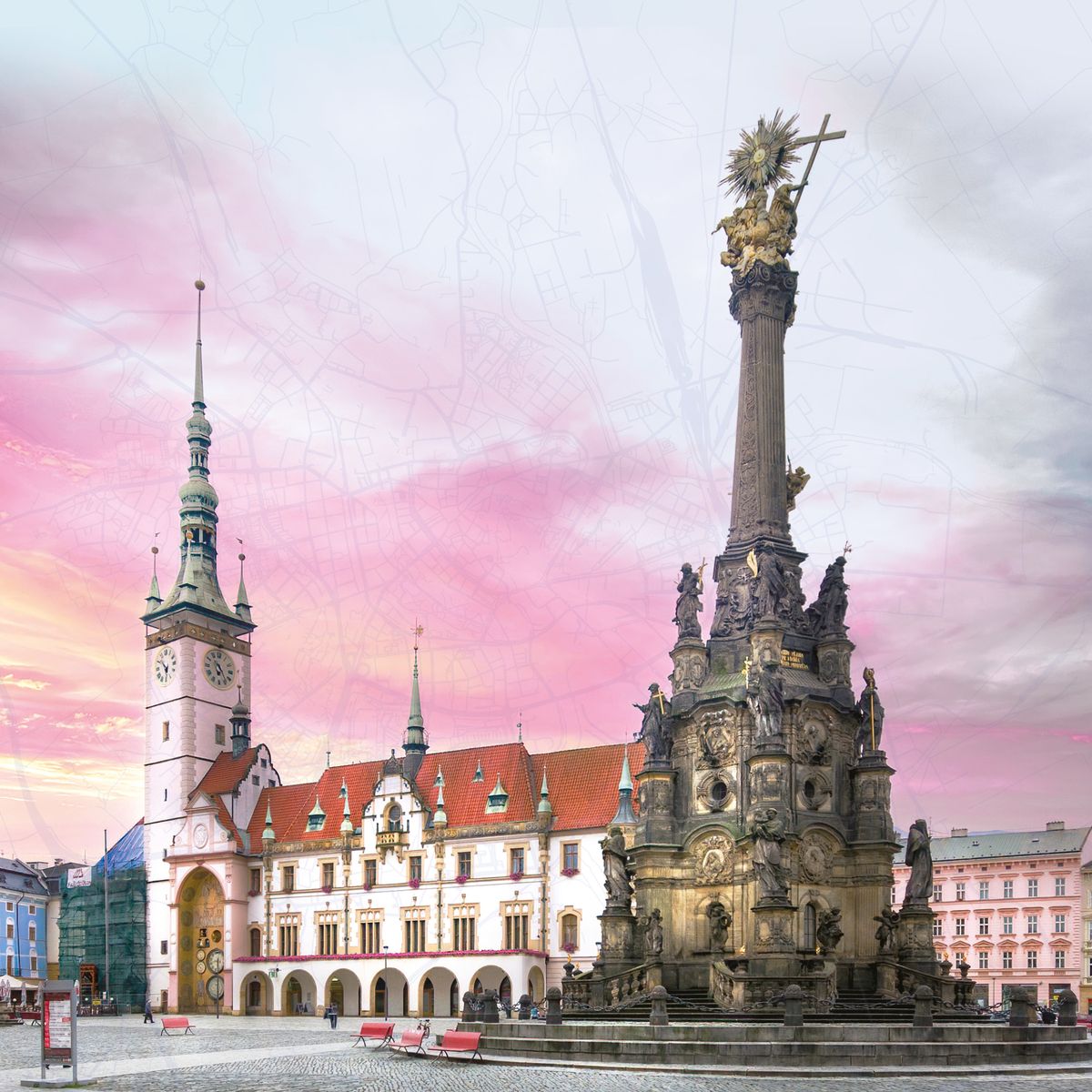 Historické náměstí se sloupem zakončeným sochou, obklopené barevnými budovami pod zářivě růžovo-modrou oblohou. Lidé procházejí po dlážděné ploše náměstí.