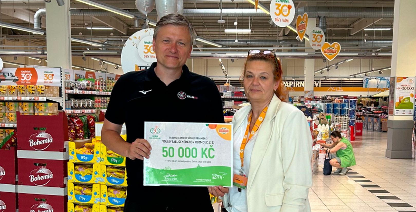 Muž a žena  s darovacím šekem na částku  50 000 Kč v hypermarketu Globus