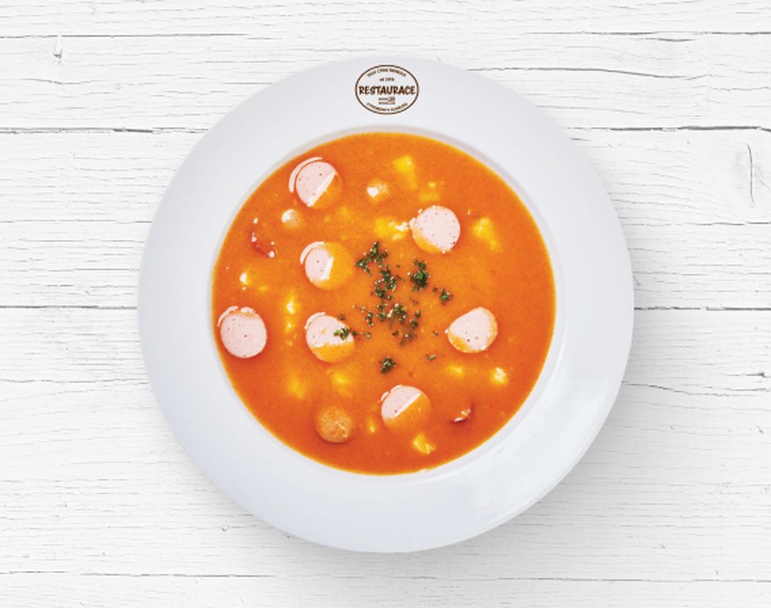 Frankfurtská polévka na bílém talíři z Restaurace Globus