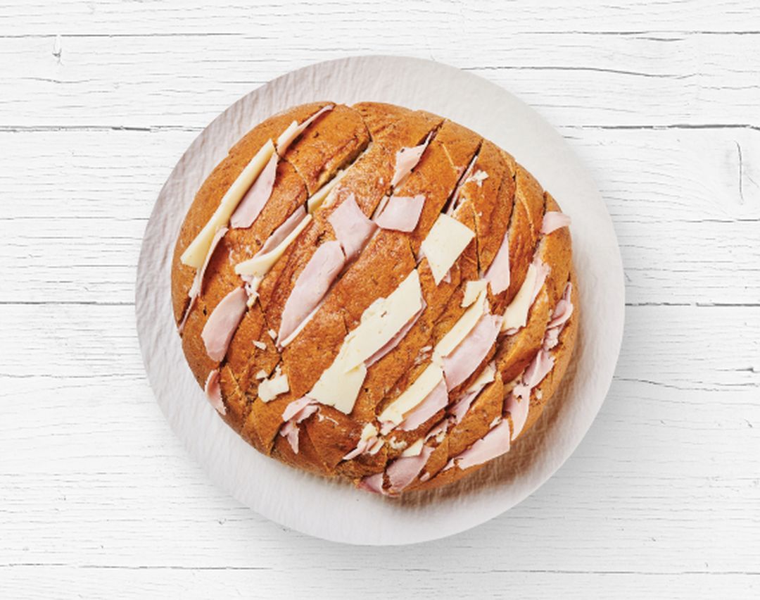 Plněný rozpékaný chléb se sýrem a prosciuttem z nabídky Restaurace Globus