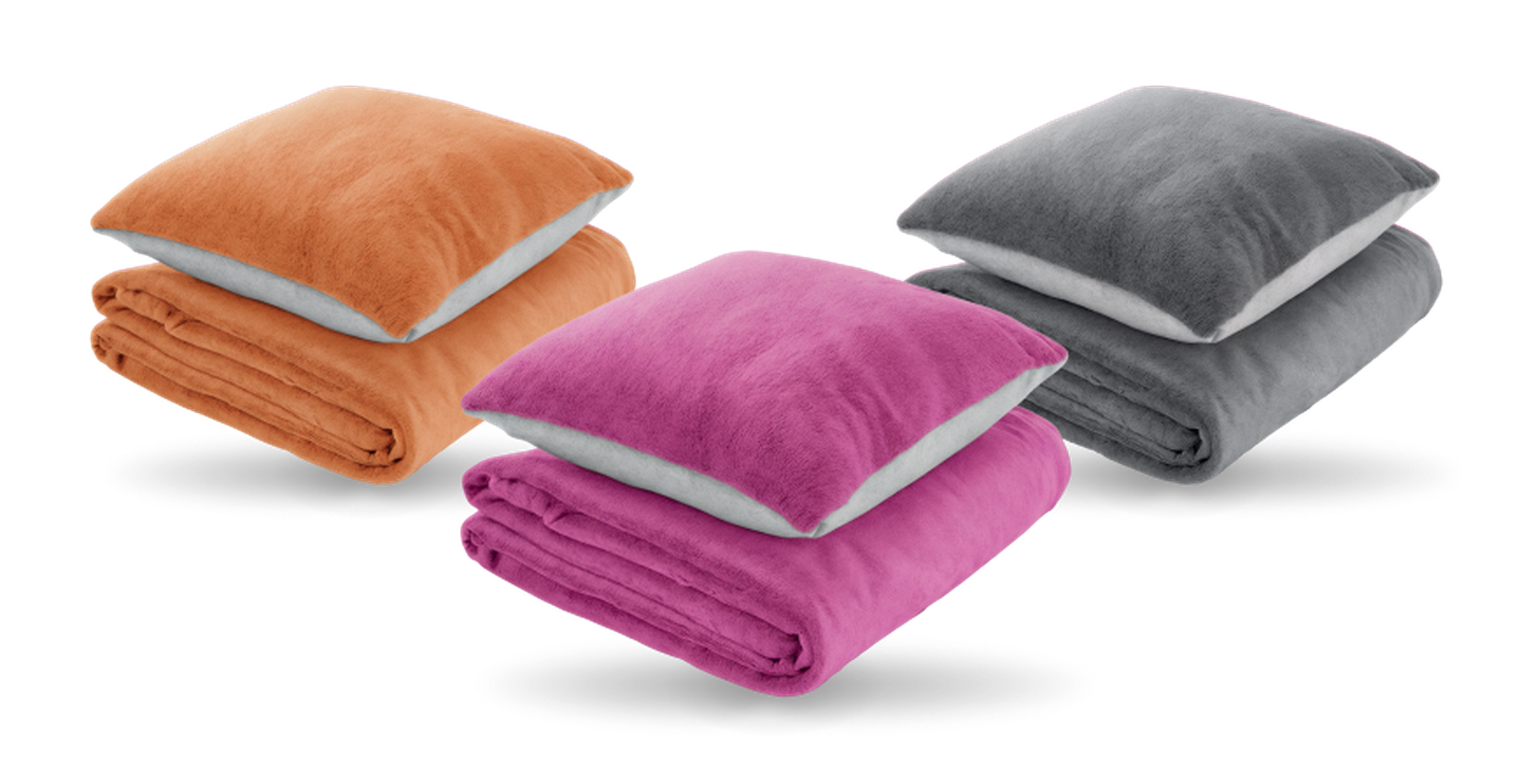 Tři sety deky s polštářem v růžové, oranžové nebo šedé barvě.
