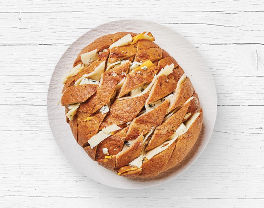 Plněný rozpékaný chléb 4 druhy sýrů z nabídky Restaurace Globus