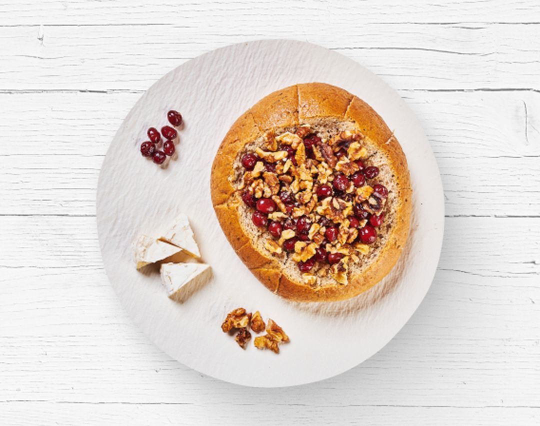 Plněný rozpékaný chléb s camembertem z nabídky Restaurace Globus