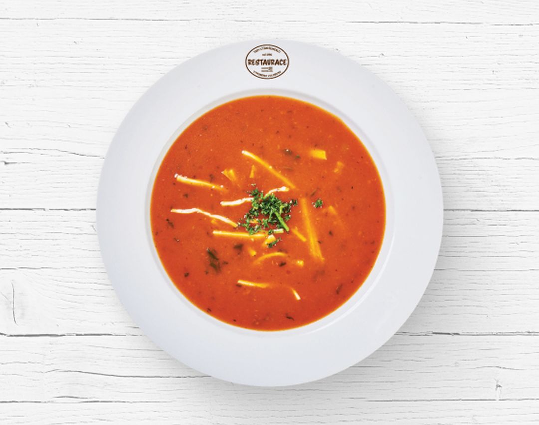 Italská polévka na bílém talíři z Restaurace Globus