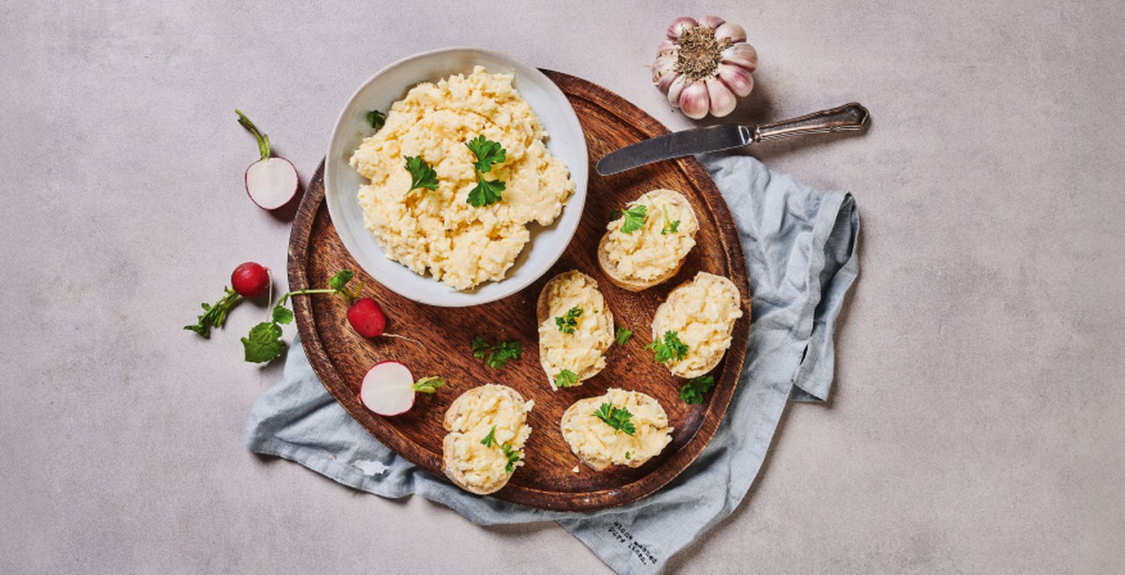 Česneková pomazánka z nabídky Restaurace Globus