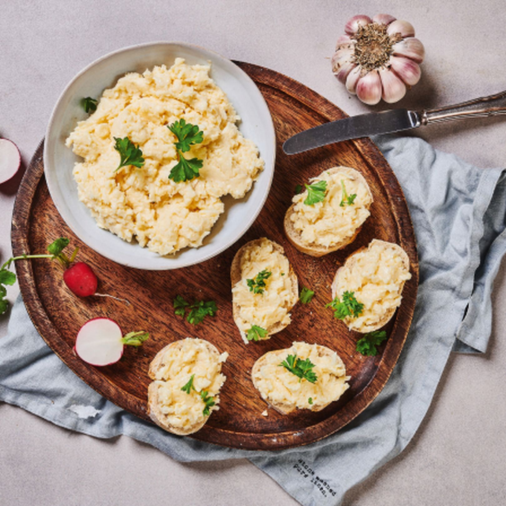 Česneková pomazánka z nabídky Restaurace Globus