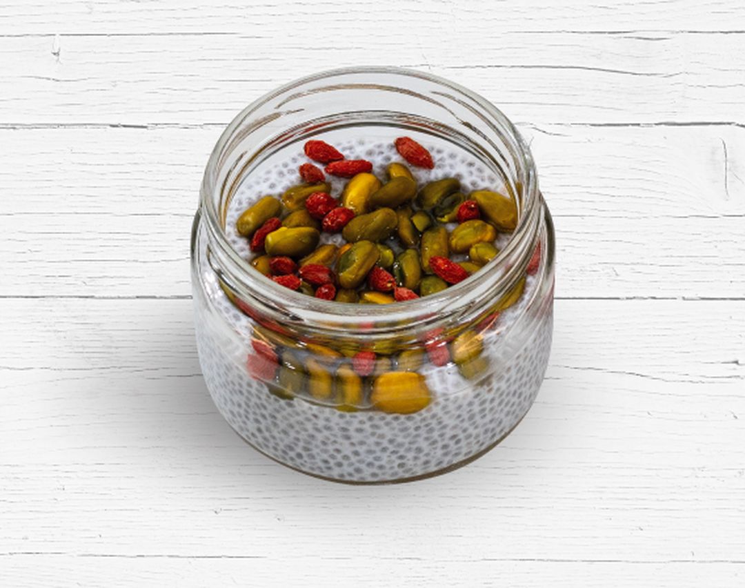 Chia puding s pistáciemi a goji z nabídky Restaurace Globus