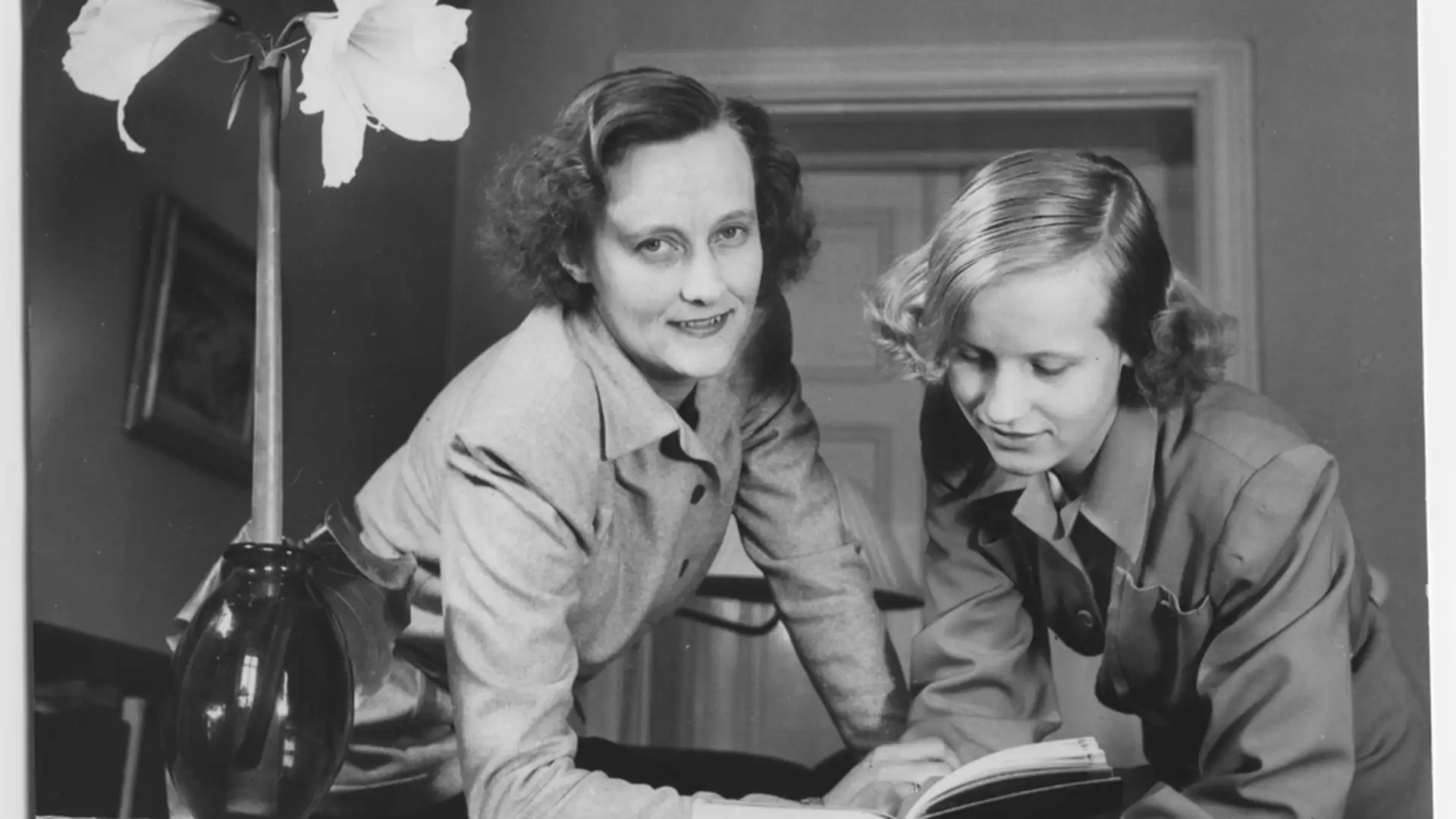 Astrid och Karin läser bok, 1940-tal