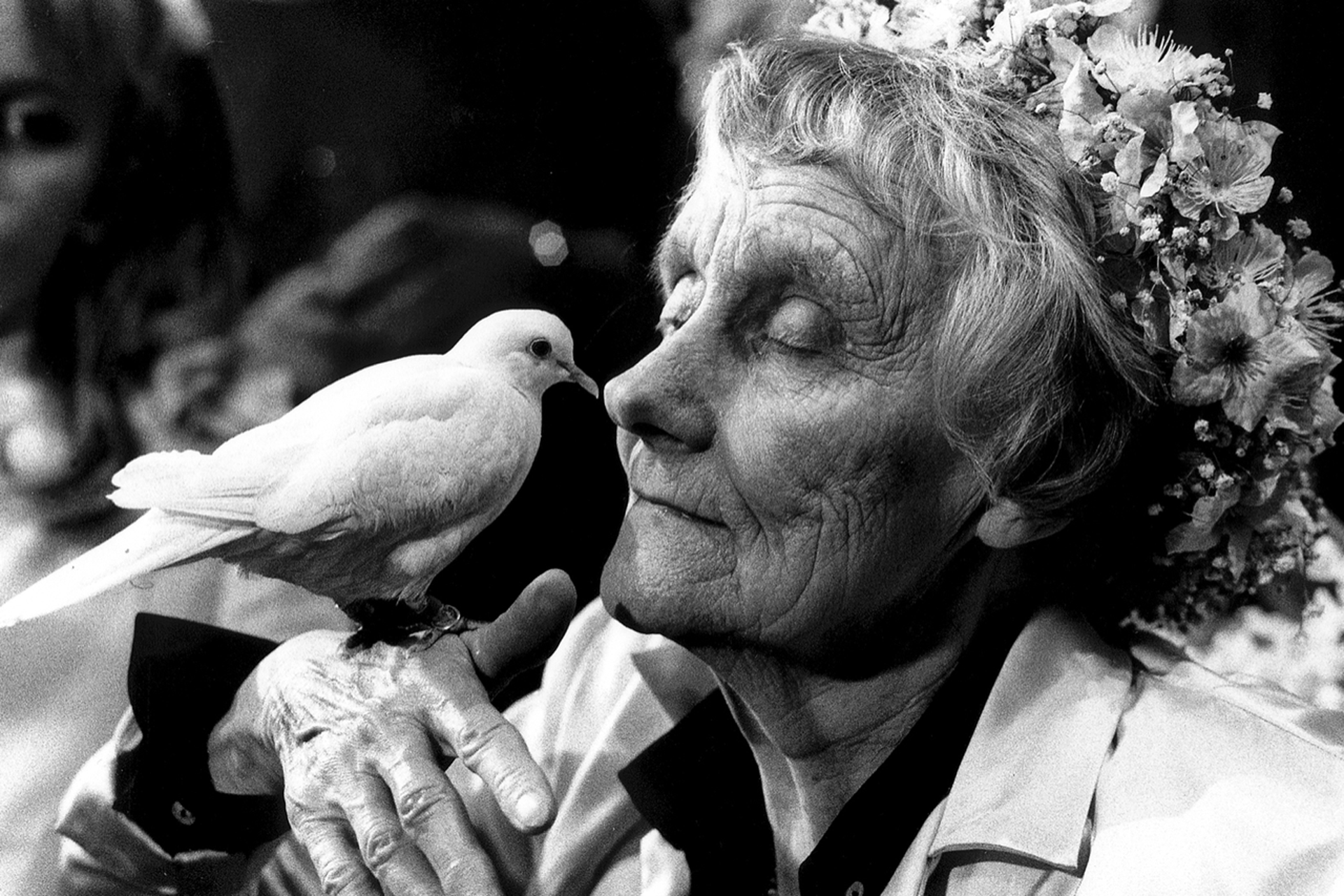 Astrid Lindgren med vit duva