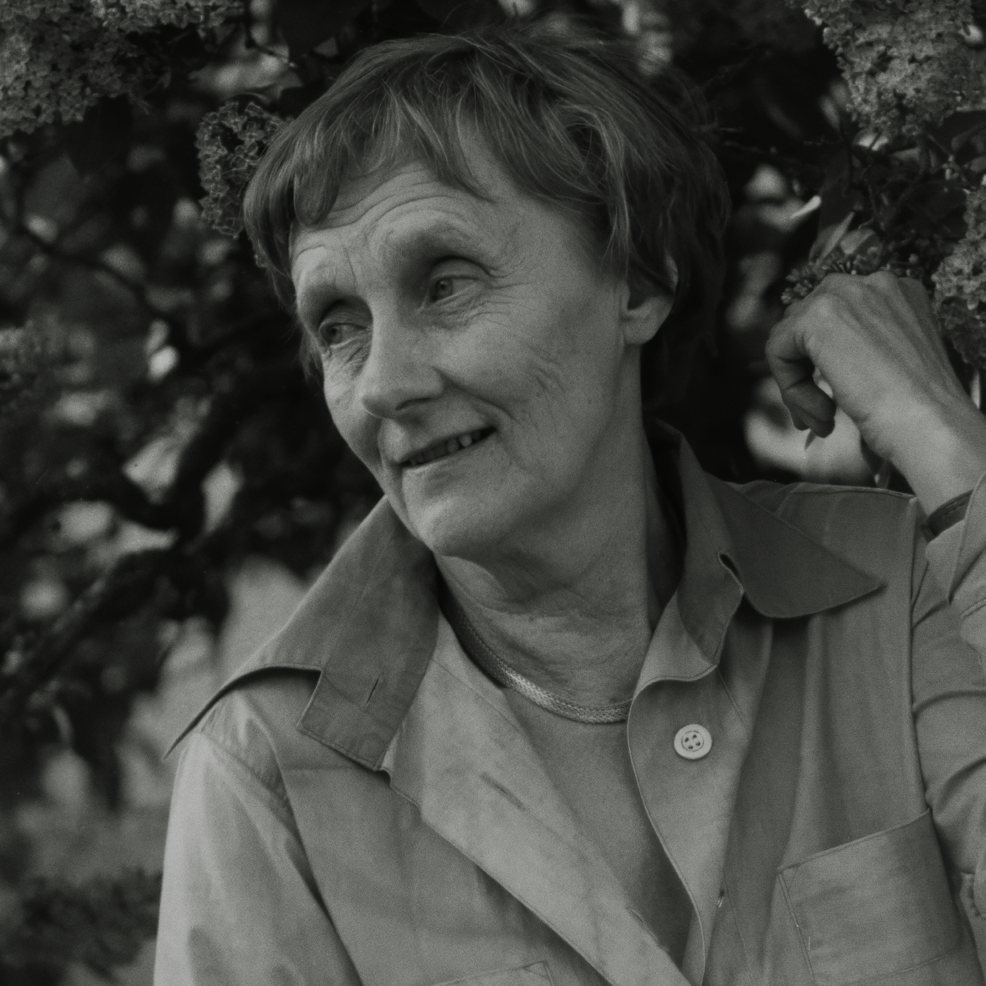 Astrid Lindgren vid träd