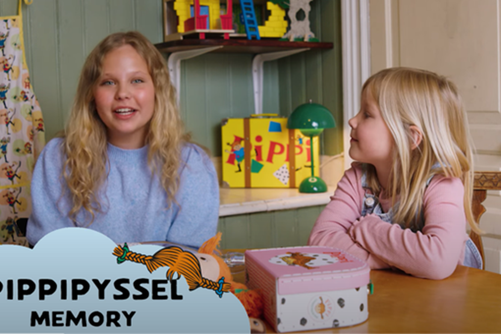 Maja och Elise spelar Memory