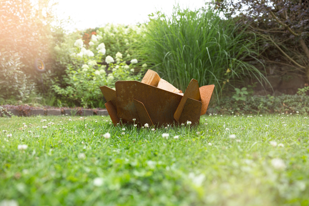 Feuerschale aus Cortenstahl auf der Wiese