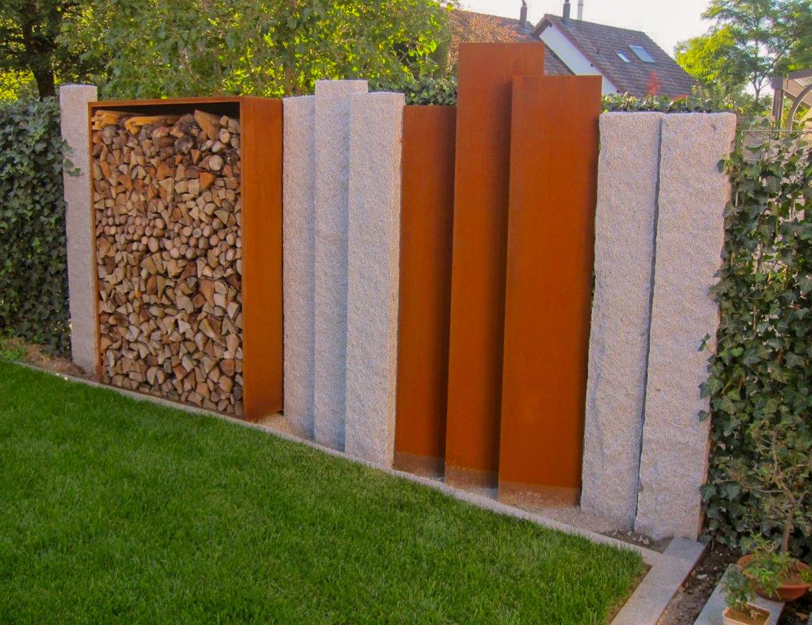 Holzregal als Zaunelement