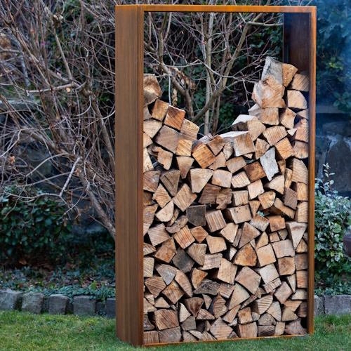 Holzlager aus Cortenstahl bereits vorgerostet und mit Holz befüllt